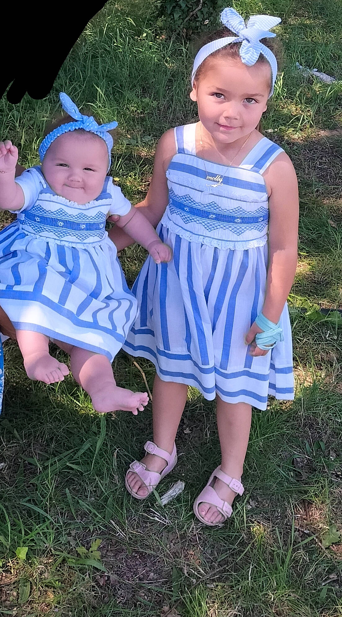 Ruby participe au concours pour gagner de l'argent avec cette photo : baby_toddler_clothing, blue, child, clothing, dress, electric_blue, eye, face, footwear, fun, grass, happy, head, headgear, headwear, joy, people_in_nature, person, pink, shoe