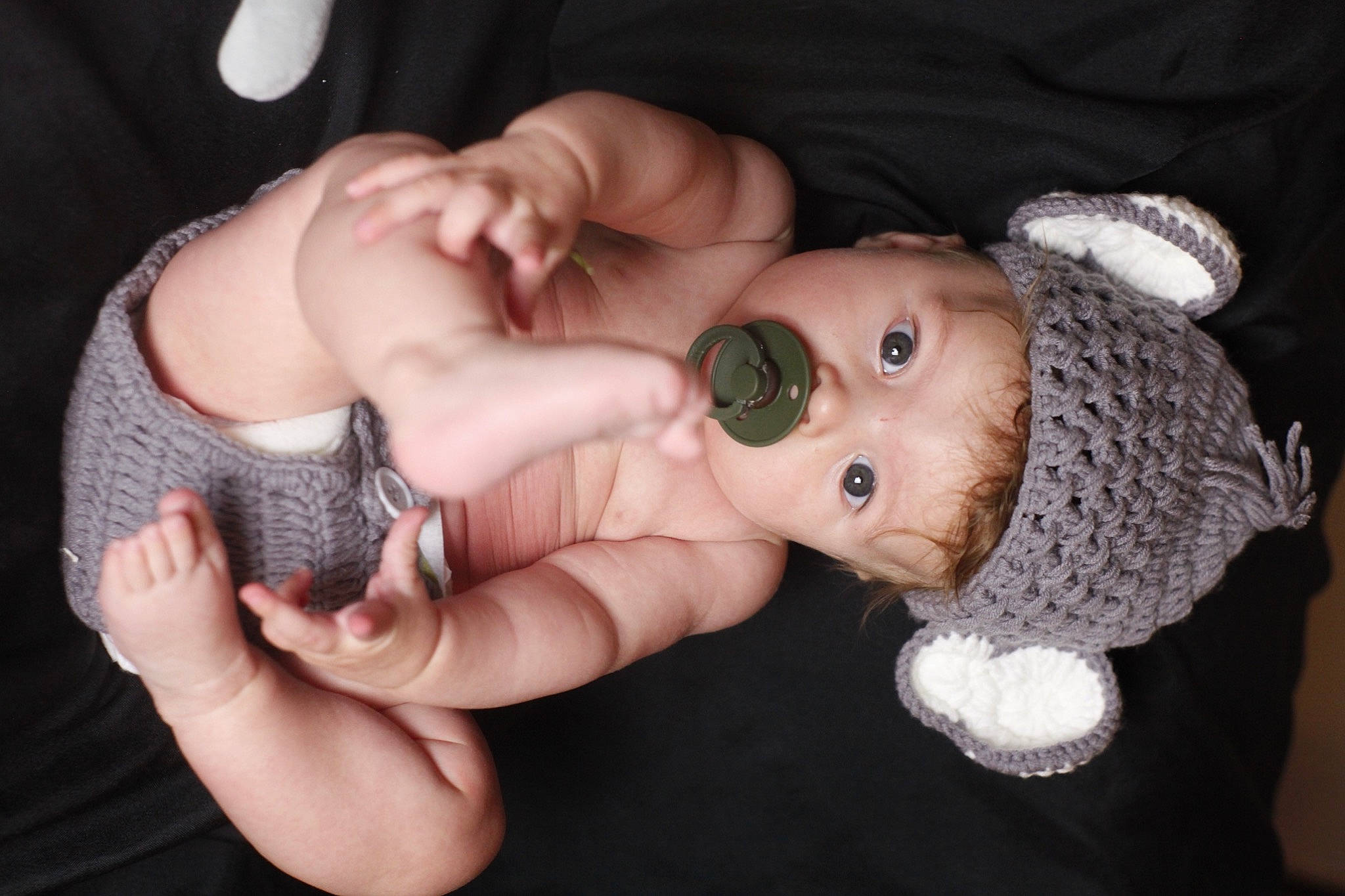 Charly a rejoint le concours — aidez-le/la à gagner de superbes lots ! baby, baby_toddler_clothing, cheek, child, eye, face, finger, gesture, hand, happy, iris, lip, mammal, nail, nose, people, person, skin, thumb, toddler