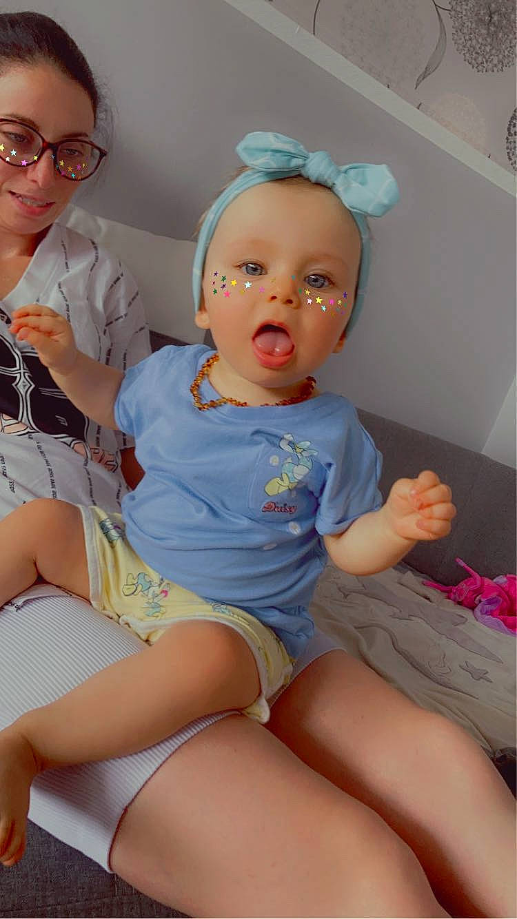 Anaë a rejoint le concours — aidez-le/la à gagner de superbes lots ! chair, comfort, finger, happy, head, human_body, joint, knee, lap, leg, mouth, organ, person, pink, shorts, shoulder, skin, textile, thigh, trunk