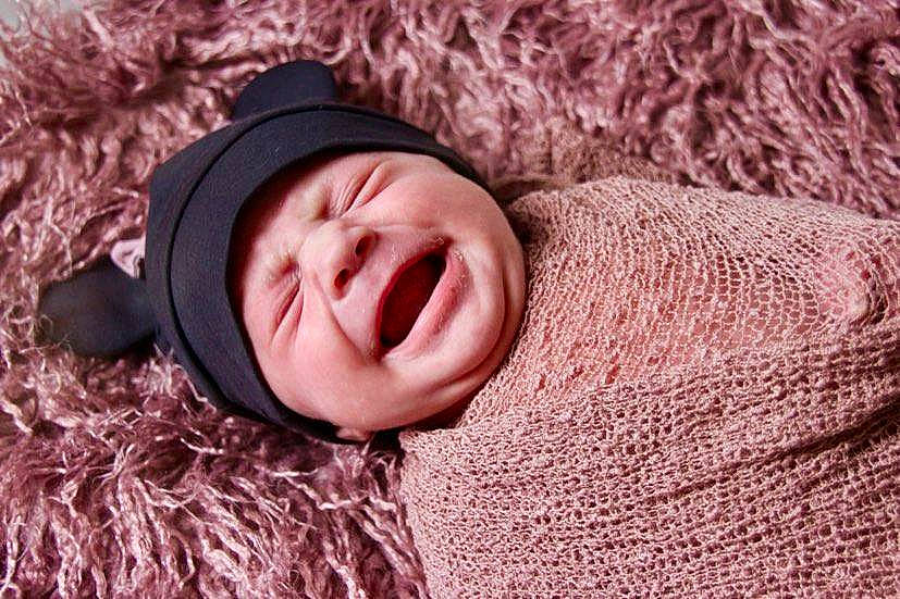 Léna a rejoint le concours — aidez-le/la à gagner de superbes lots ! baby, child, comfort, eye, facial_expression, flash_photography, grass, happy, headgear, headwear, linens, outerwear, person, pink, plant, skin, smile, textile, toddler, tree