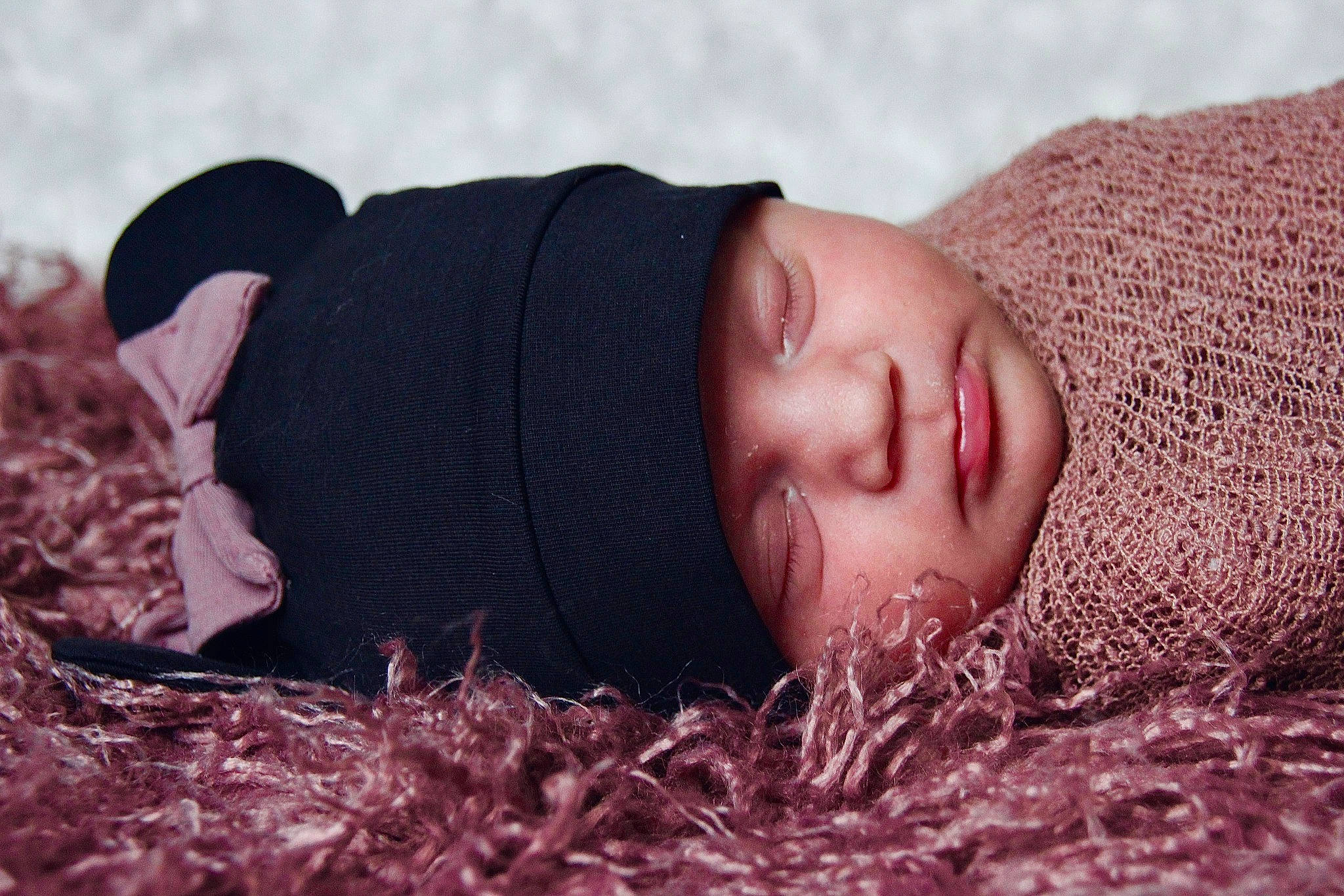 Léna participe au concours pour gagner de l'argent avec cette photo : baby, brown_hair, cap, child, close_up, comfort, eye, fashion_accessory, flash_photography, fur, grass, happy, head, headgear, headwear, lip, mouth, neck, person, skin