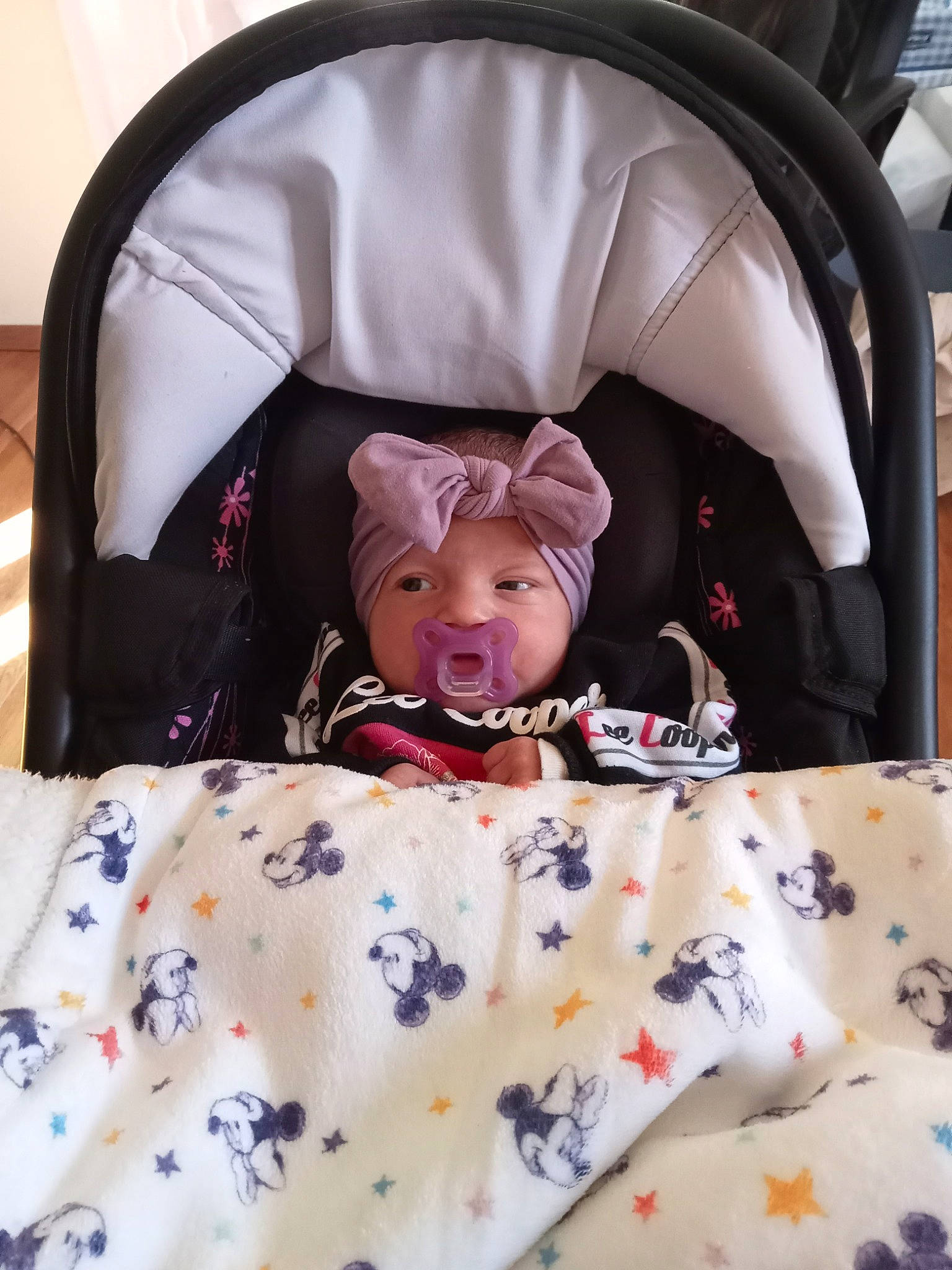 Léna participe au concours pour gagner de l'argent avec cette photo : baby_products, baby_toddler_clothing, bed, bed_sheet, bedding, bedroom, bedtime, child, comfort, headwear, jacket, linens, magenta, pattern, person, purple, room, sitting, sleeve, smile