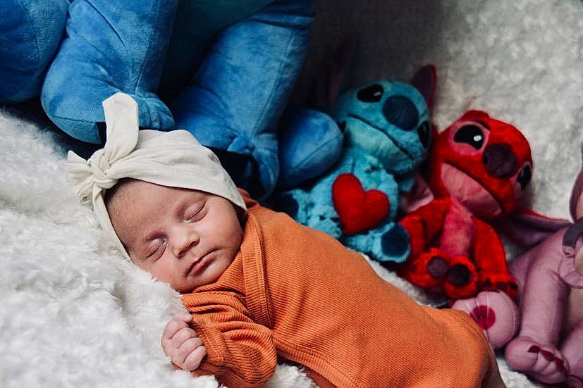 Léna participe au concours pour gagner de l'argent avec cette photo : baby, baby_products, baby_sleeping, baby_toddler_clothing, bedding, bedtime, carmine, child, comfort, finger, fun, fur, linens, mammal, mouth, person, textile, toddler, toy, vertebrate