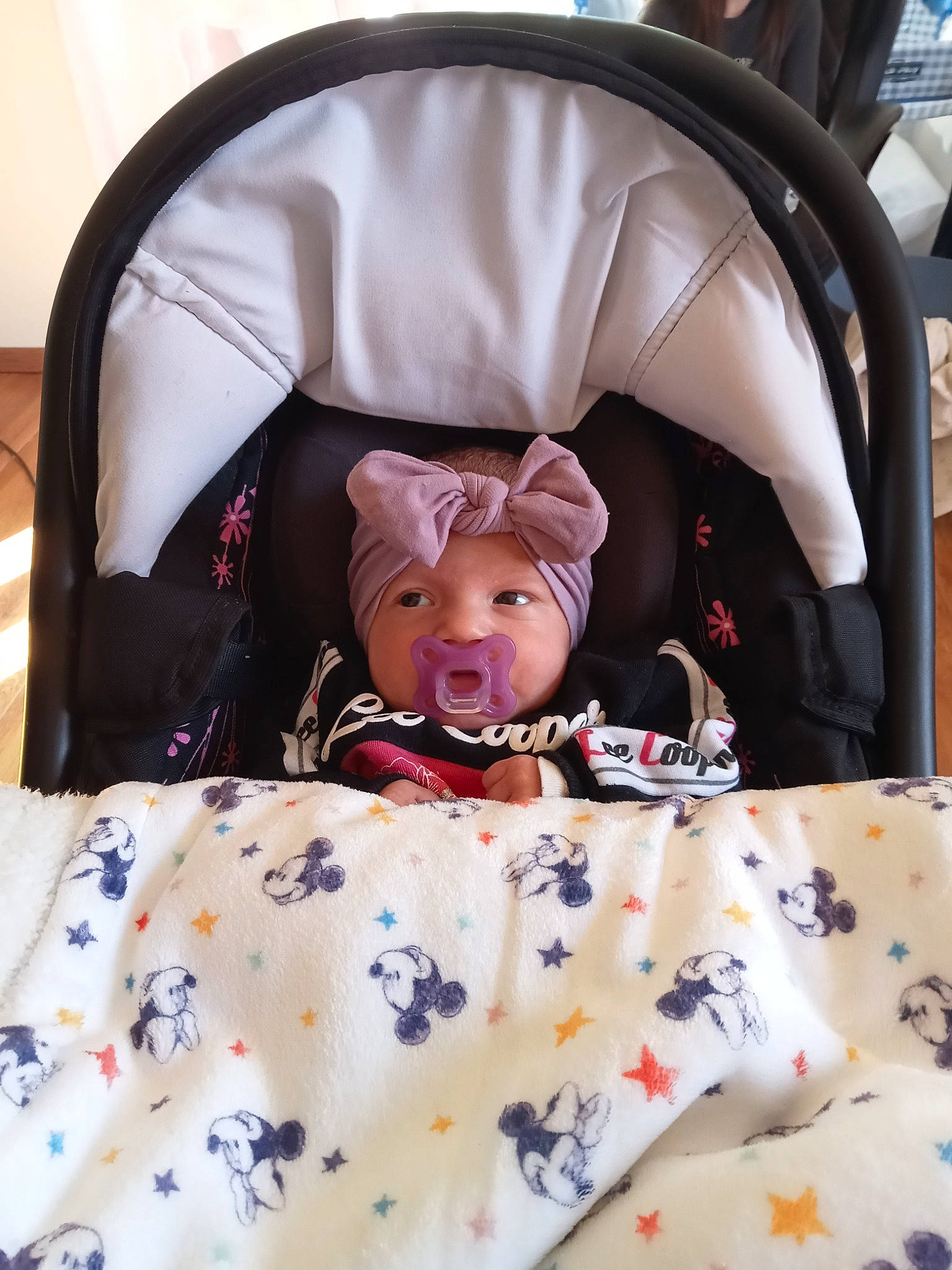 Léna a rejoint le concours — aidez-le/la à gagner de superbes lots ! baby_products, baby_toddler_clothing, bed, bed_frame, bed_sheet, bedding, bedroom, bedtime, car_seat, child, comfort, headwear, infant_bed, linens, magenta, nap, pattern, person, purple, room