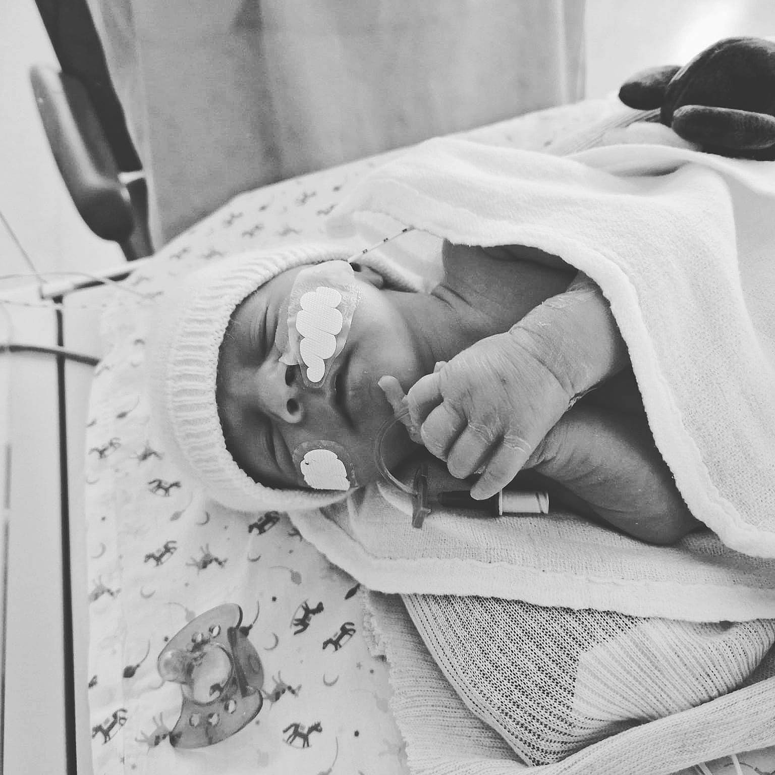 Léna participe au concours pour gagner de l'argent avec cette photo : baby, bedding, bedtime, black_and_white, child, comfort, elbow, gesture, grey, human_body, linens, monochrome, monochrome_photography, nap, person, room, sitting, sleep, still_life_photography, style