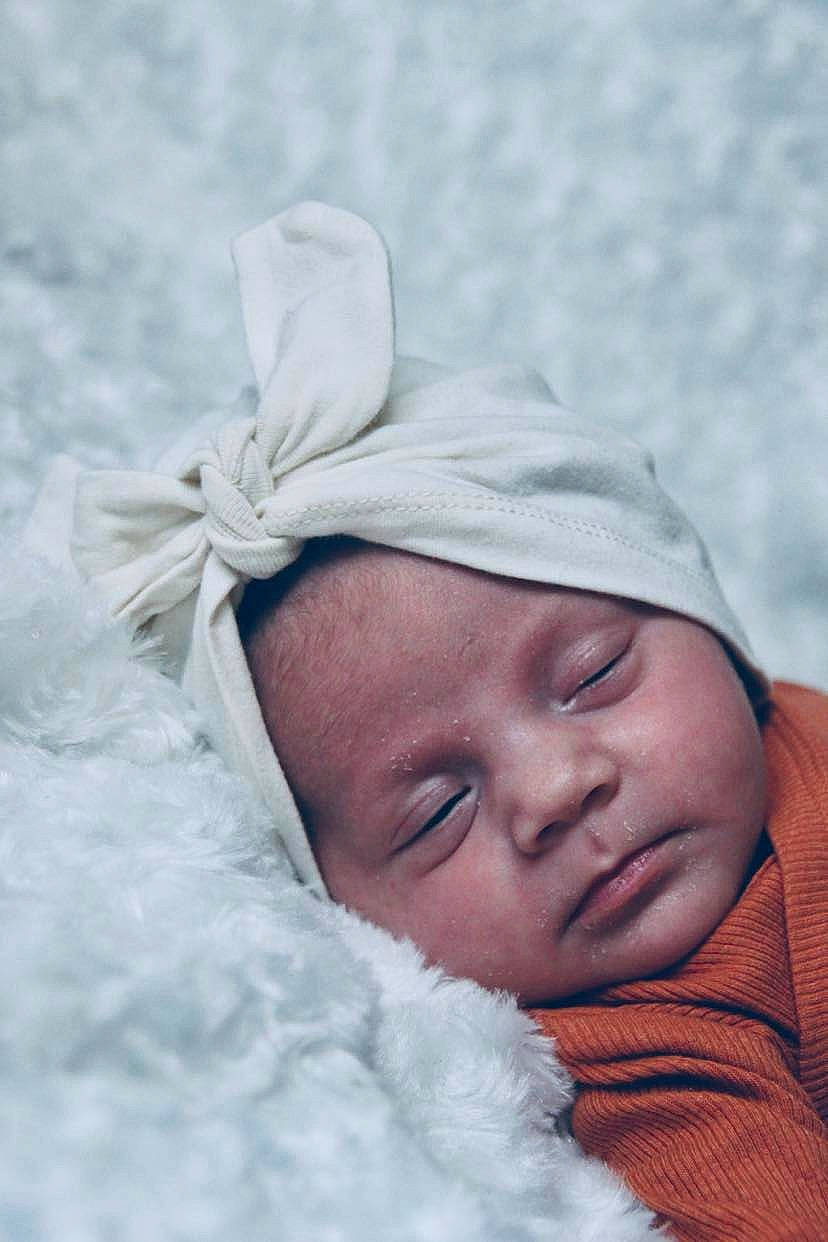 Léna a rejoint le concours — aidez-le/la à gagner de superbes lots ! baby, baby_sleeping, cap, child, comfort, face, fashion_accessory, freezing, fun, fur, grass, happy, headgear, headpiece, linens, monochrome_photography, person, portrait_photography, skin, toddler