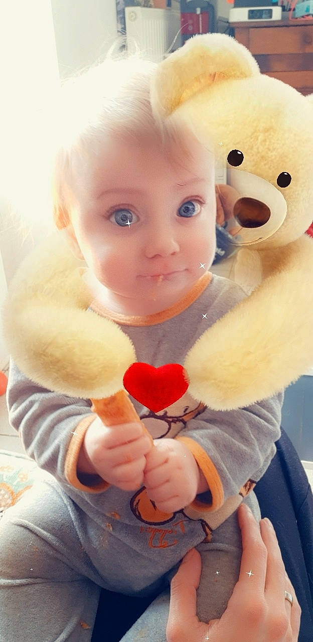 Djayden a rejoint le concours — aidez-le/la à gagner de superbes lots ! baby, cheek, child, finger, hand, person, plush, skin, smile, stuffed_toy, teddy_bear, thumb, toddler, toy