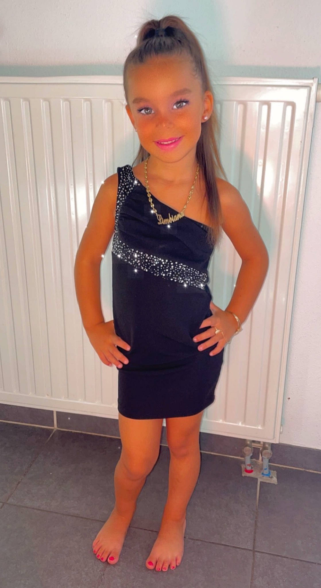 Limbiana a rejoint le concours — aidez-le/la à gagner de superbes lots ! black_hair, day_dress, dress, fashion_design, hair, jewellery, joint, joy, knee, lipstick, long_hair, neck, necklace, one_piece_garment, person, sheath_dress, sleeve, sleeveless_shirt, smile, thigh