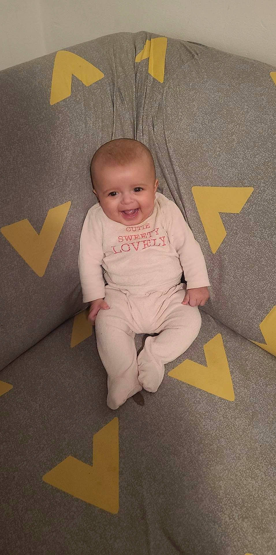 Noursane a rejoint le concours — aidez-le/la à gagner de superbes lots ! baby, baby_toddler_clothing, carmine, cheek, child, comfort, eye, finger, floor, flooring, foot, fun, joy, lap, linens, person, room, sitting, sleeve, smile