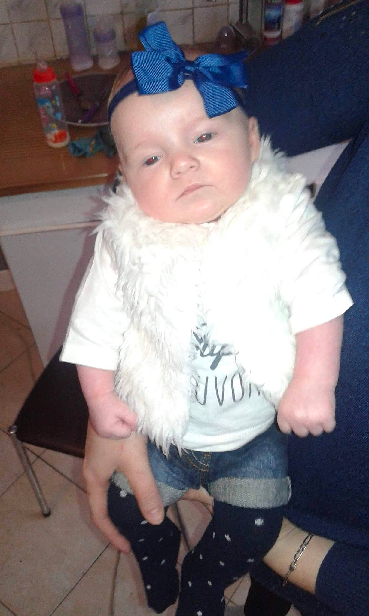 Emma a rejoint le concours — aidez-le/la à gagner de superbes lots ! arm, child, cool, day, fashion_accessory, finger, fun, fur, girl, hair, head, headgear, human_hair_color, leg, material, outerwear, person, product, skin, textile