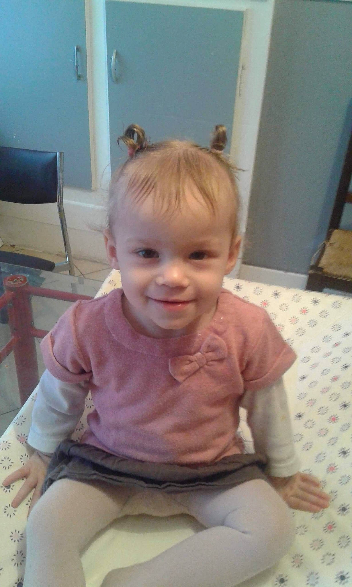 Louana participe au concours pour gagner de l'argent avec cette photo : cheek, child, chin, day, ear, face, forehead, girl, hair, head, human_hair_color, infant, iris, joy, mouth, nose, person, product, sitting, skin