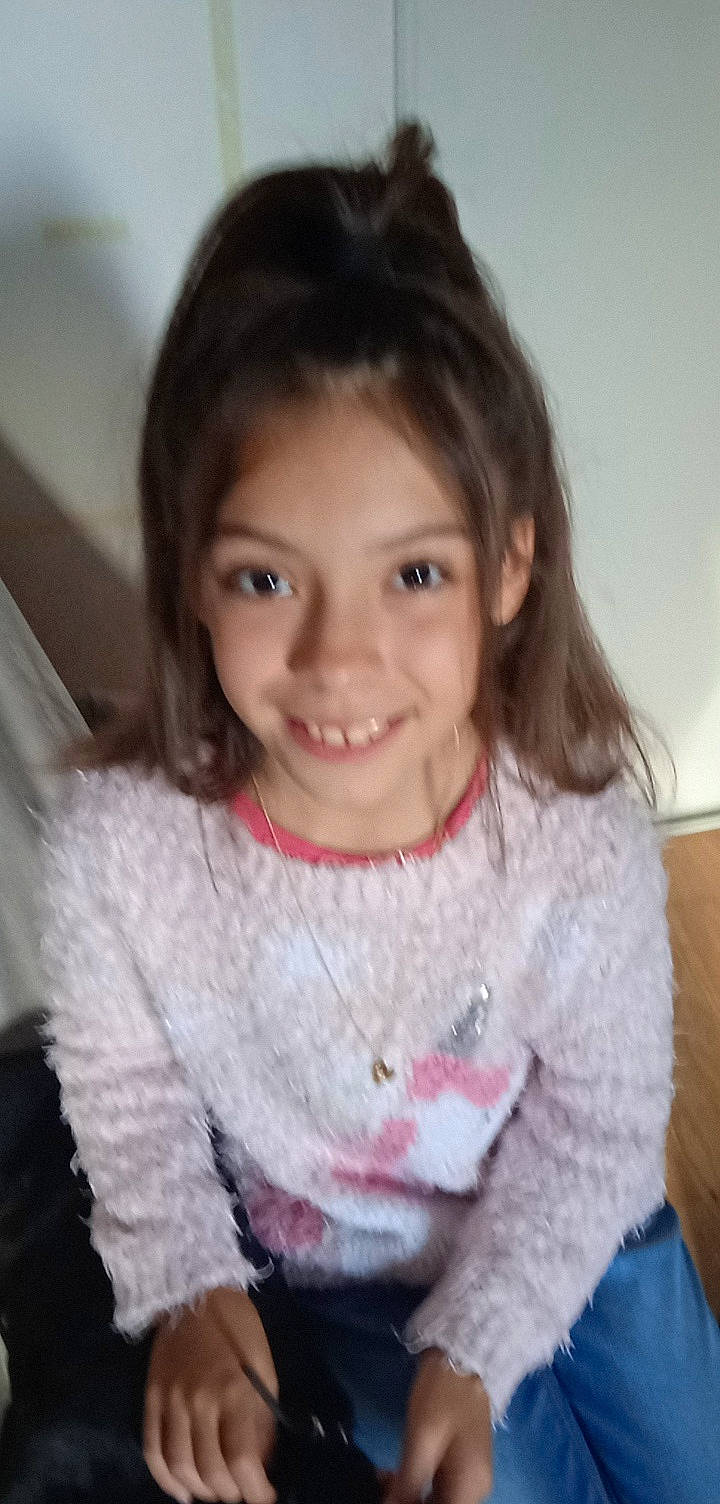 Ophelia a rejoint le concours — aidez-le/la à gagner de superbes lots ! cheek, chin, clothing, eyebrow, face, gesture, hair, hairstyle, happy, head, human_body, iris, jaw, joy, lip, neck, nose, outerwear, person, skin