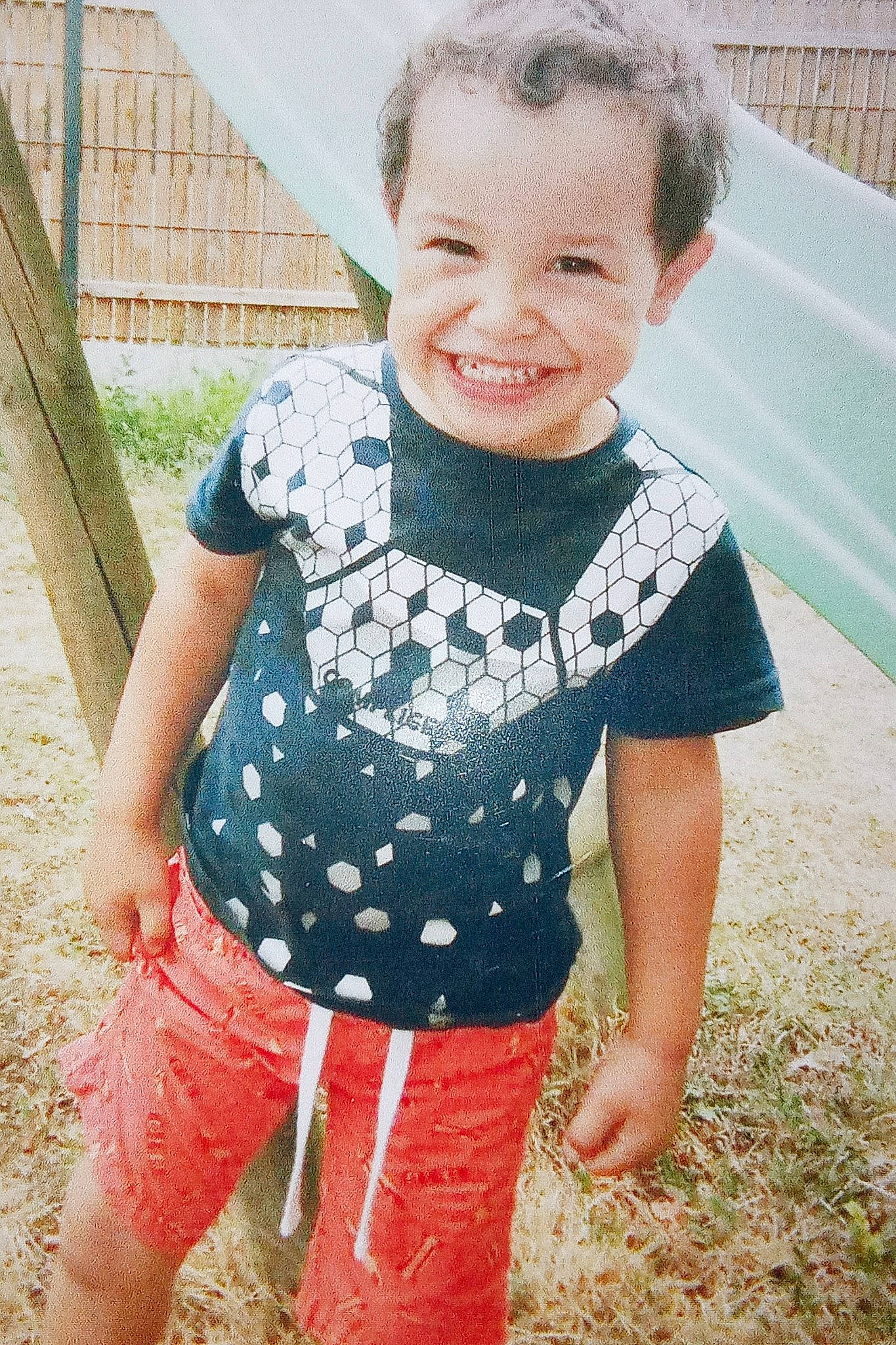 Jalel participe au concours pour gagner de l'argent avec cette photo : baby_toddler_clothing, child, face, fun, grass, hair, happy, head, human_body, human_leg, joy, leisure, pattern, people_in_nature, person, plant, recreation, sleeve, smile, t_shirt