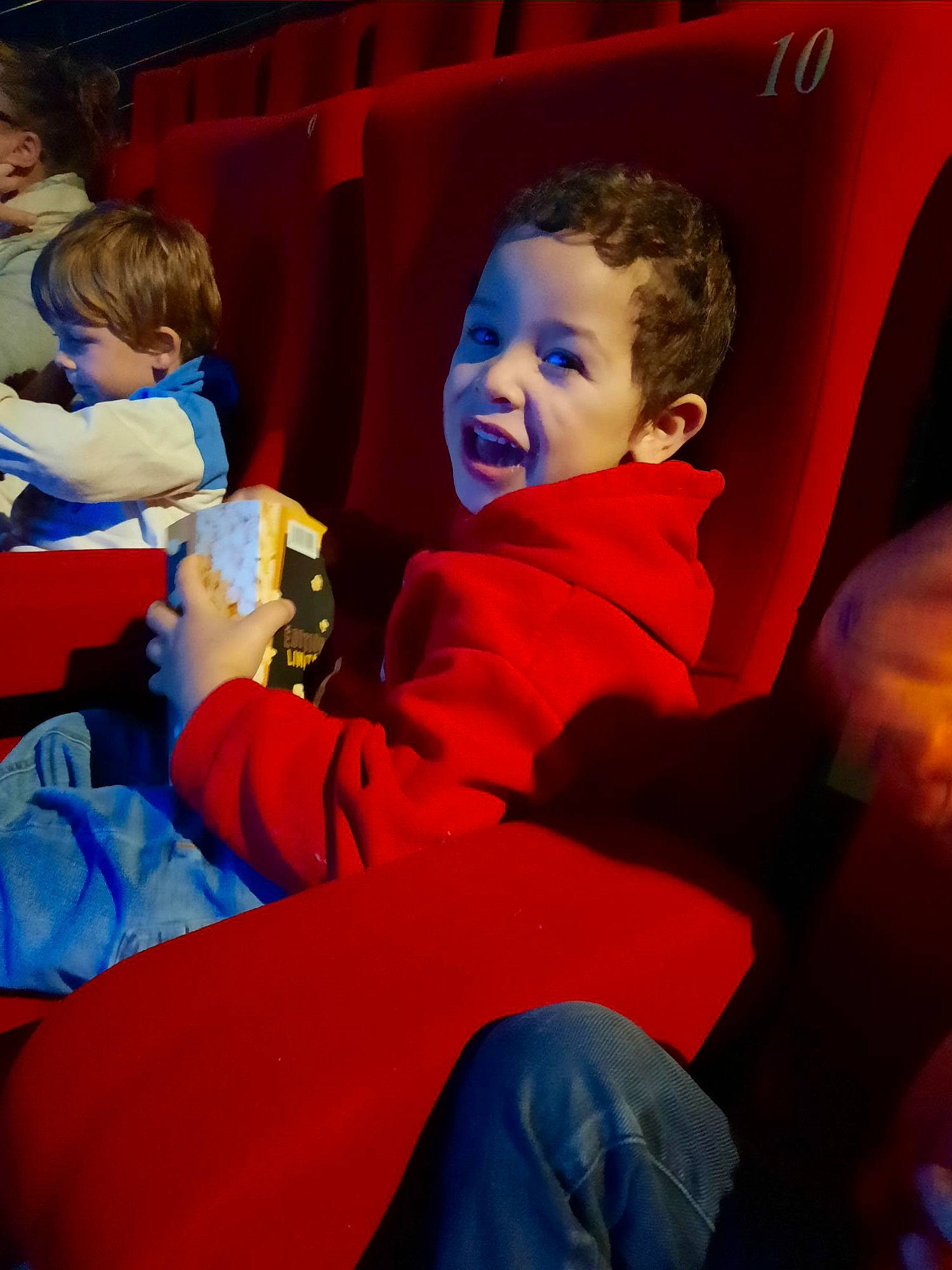 Jalel participe au concours pour gagner de l'argent avec cette photo : chair, child, comfort, electric_blue, event, fun, games, happy, lap, leisure, mammal, mouth, orange, person, play, recreation, sitting, smile, t_shirt, toddler