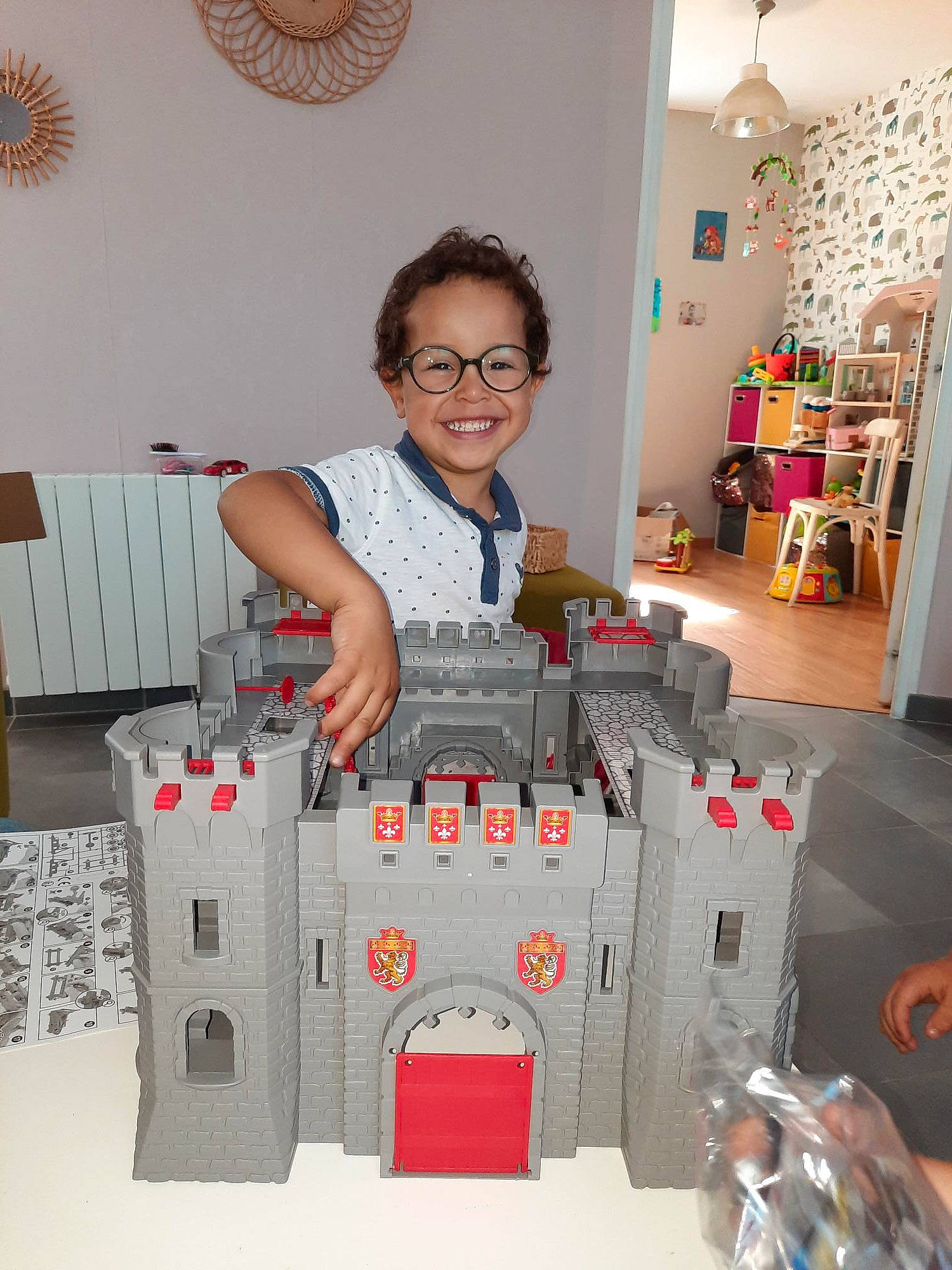 Jalel participe au concours pour gagner de l'argent avec cette photo : audio_equipment, box, cardboard, carton, child, event, eyewear, fashion_design, flooring, fun, happy, home_appliance, joy, machine, office_equipment, person, plastic, room, shipping_box, smile