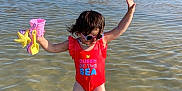 Emma participe au concours pour gagner de l'argent avec cette photo : beach_toys, boat, child, fun, happy, outdoor, playful, sand, sea, shore, sky, summer, sunglasses, sunlight, sunny, swimsuit, toddler, vacation, water, water_splash