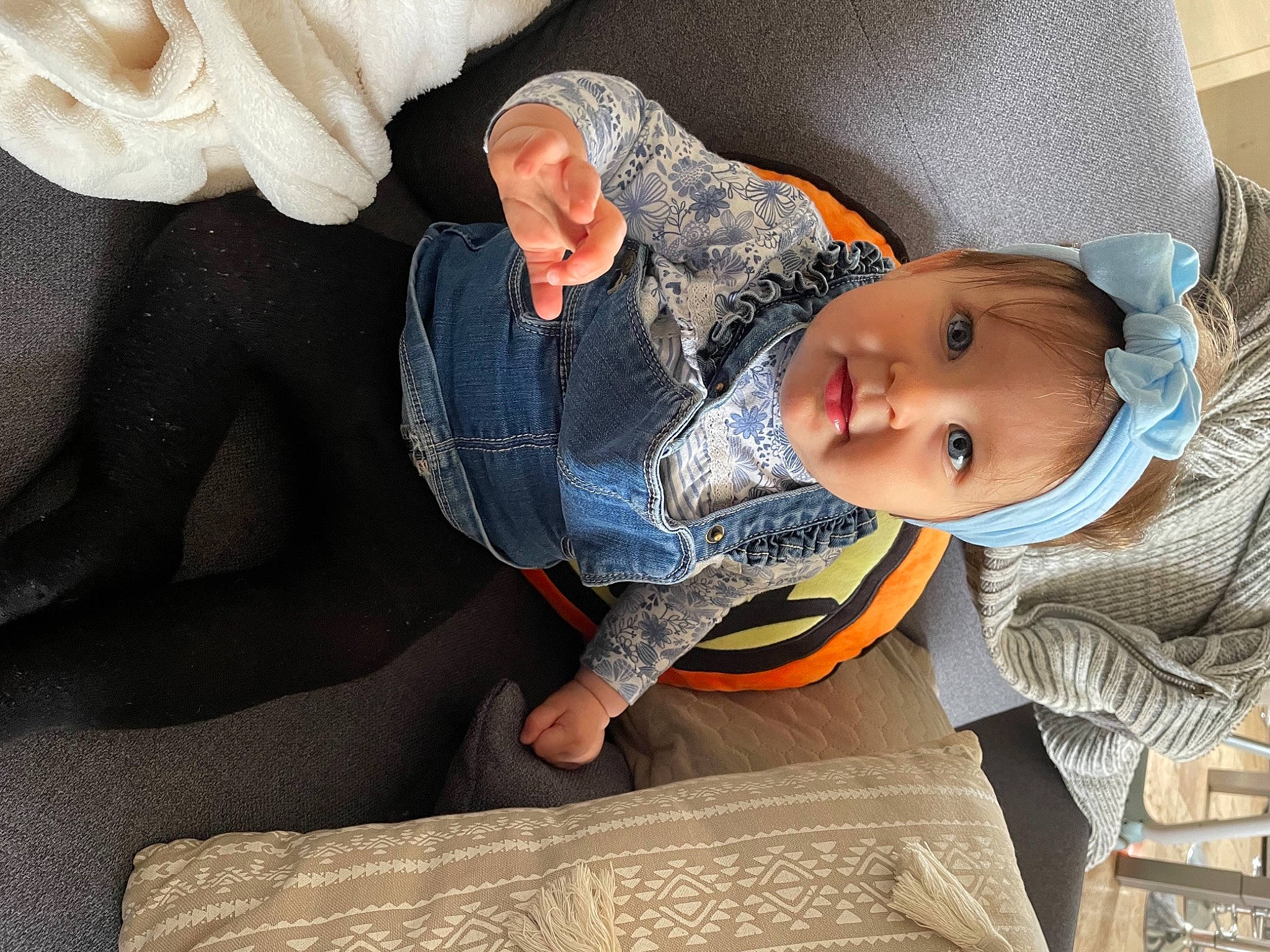 Raphaëlle a rejoint le concours — aidez-le/la à gagner de superbes lots ! arm, baby, baby_carriage, baby_products, baby_toddler_clothing, car_seat, cheek, child, comfort, eye, human_body, linens, mouth, nap, person, sitting, sleeve, textile, toddler, tree