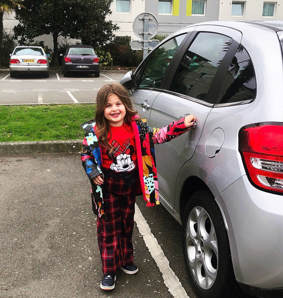 Annamaria participe au concours pour gagner de l'argent avec cette photo : alloy_wheel, asphalt, automotive_design, automotive_exterior, automotive_lighting, automotive_tire, bumper, car, joy, land_vehicle, motor_vehicle, person, plant, rim, smile, street_fashion, tire, trunk, vehicle, vehicle_door