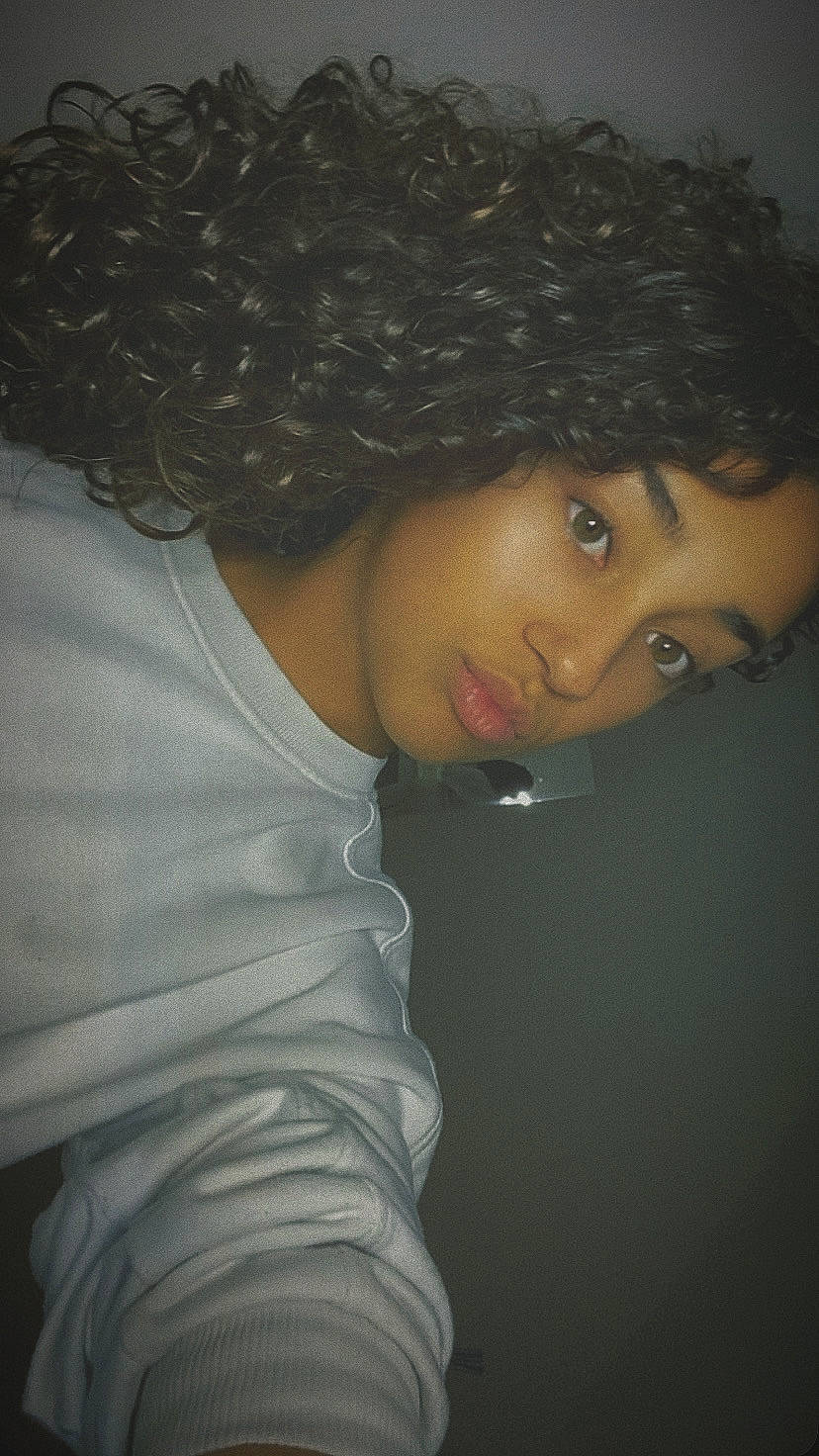 Shayma a rejoint le concours — aidez-le/la à gagner de superbes lots ! afro, black_hair, cheek, chin, elbow, eye, eyebrow, face, flash_photography, forehead, fun, head, jaw, jheri_curl, lip, long_hair, nose, person, ringlet, smile