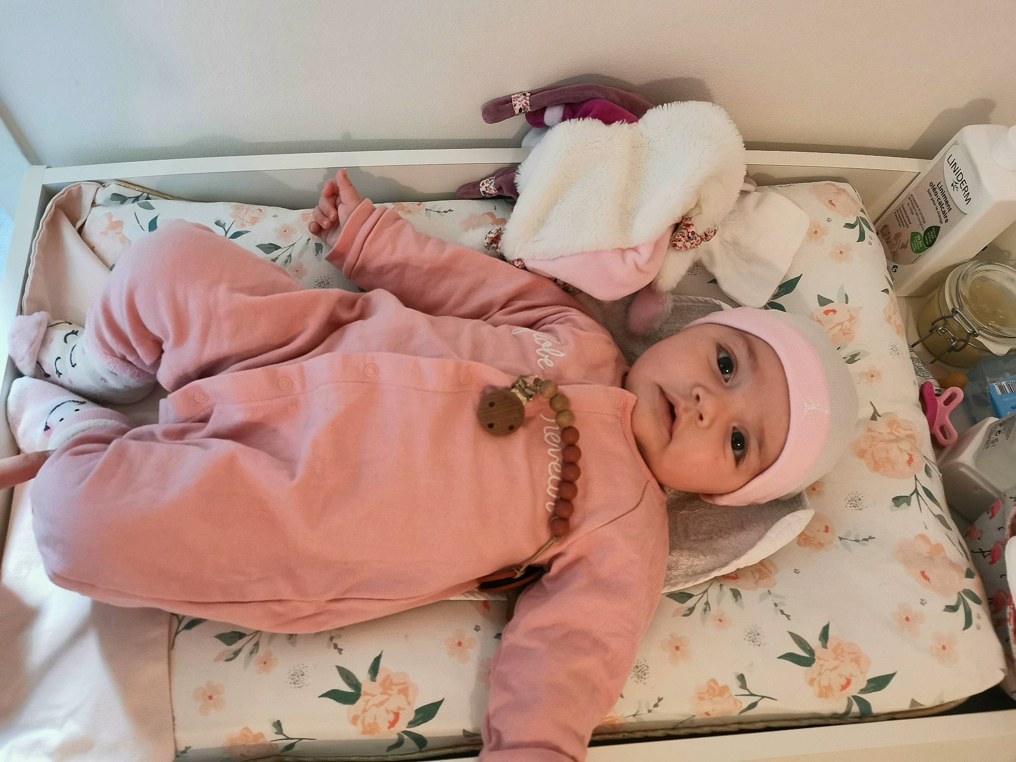 Alba a rejoint le concours — aidez-le/la à gagner de superbes lots ! baby, baby_products, baby_toddler_clothing, bed_sheet, bedding, bedtime, child, comfort, event, hat, headwear, linens, mammal, peach, person, pink, room, smile, textile, toddler