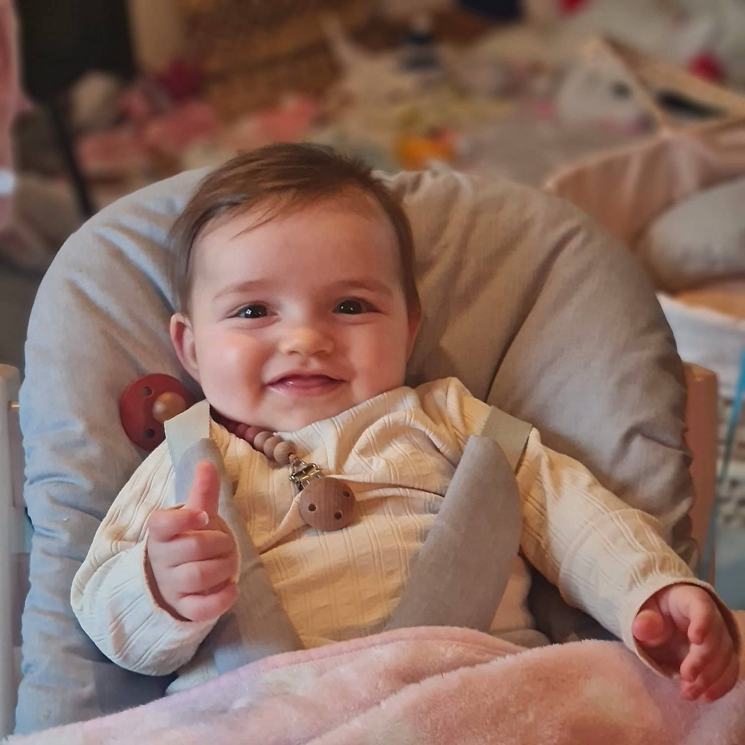 Alba participe au concours pour gagner de l'argent avec cette photo : baby, baby_toddler_clothing, cheek, child, comfort, face, finger, gesture, hair, hand, happy, head, human_body, joy, lip, nose, person, skin, sleeve, smile