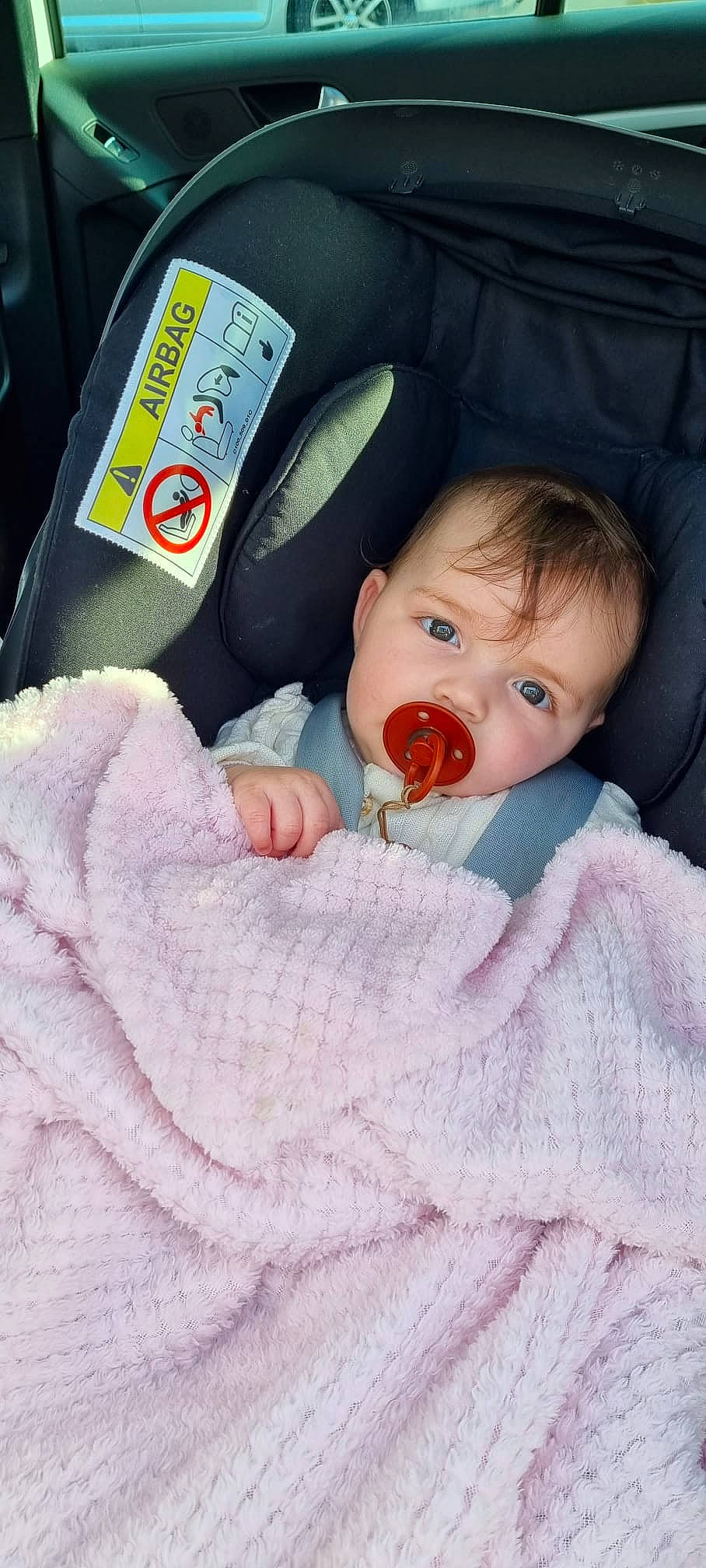 Alba participe au concours pour gagner de l'argent avec cette photo : baby, baby_in_car_seat, baby_products, baby_sleeping, baby_toddler_clothing, car_seat, cheek, child, comfort, eye, eyebrow, iris, linens, lip, mouth, nose, person, skin, sleeve, textile