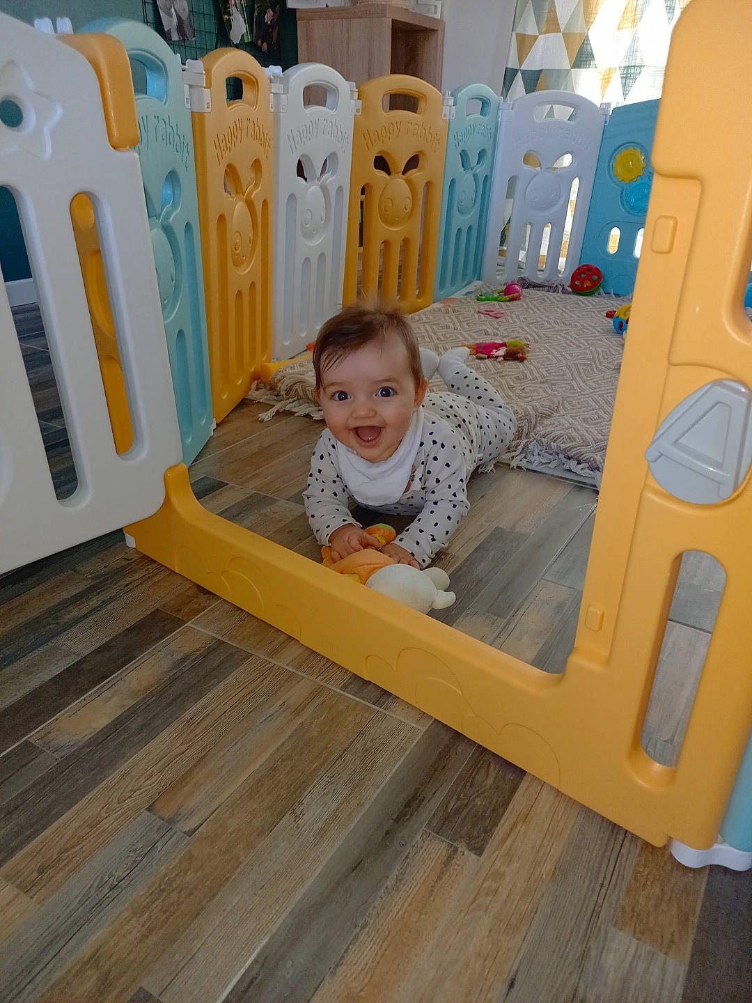 Alba a rejoint le concours — aidez-le/la à gagner de superbes lots ! baby, baby_playing_with_toys, baby_products, baby_safety, baby_toddler_clothing, child, chute, comfort, floor, flooring, fun, hardwood, joy, leisure, outdoor_play_equipment, person, product, recreation, room, smile