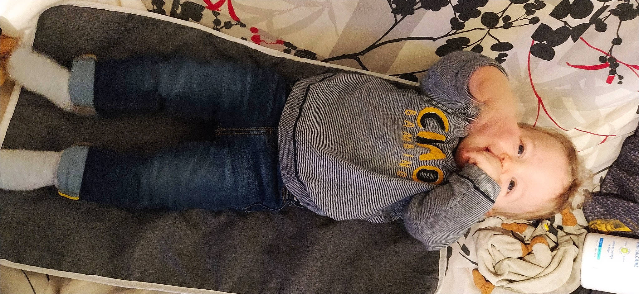 Sören participe au concours pour gagner de l'argent avec cette photo : baby, baby_toddler_clothing, comfort, denim, elbow, human_body, human_leg, leather_jacket, leg, linens, outerwear, pattern, person, sitting, sleeve, sportswear, t_shirt, textile, thigh, toddler