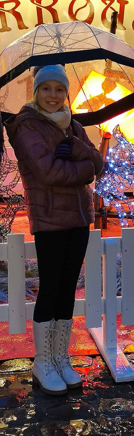 Mélyne participe au concours pour gagner de l'argent avec cette photo : blazer, cool, denim, electric_blue, event, eyewear, fashion, fashion_accessory, fashion_design, gesture, headwear, human, human_leg, joy, musician, outerwear, pedestrian, person, sleeve, sportswear