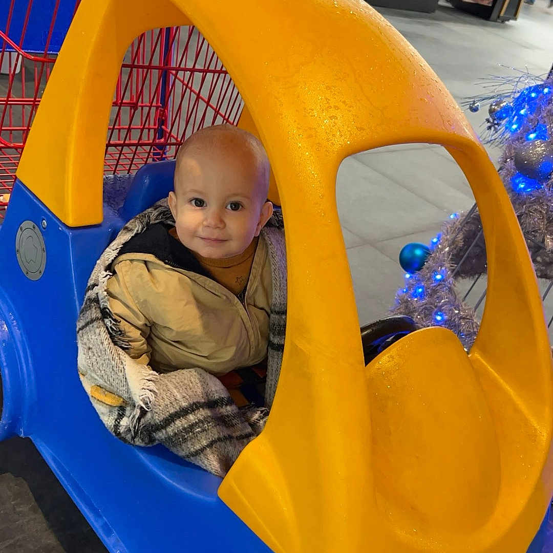 Elias participe au concours pour gagner de l'argent avec cette photo : baby, boy, child, computerhardware, electronics, face, hardware, head, indoors, male, monitor, outdoorplayarea, person, photography, playarea, portrait, screen, shopping, shoppingcart, sliding