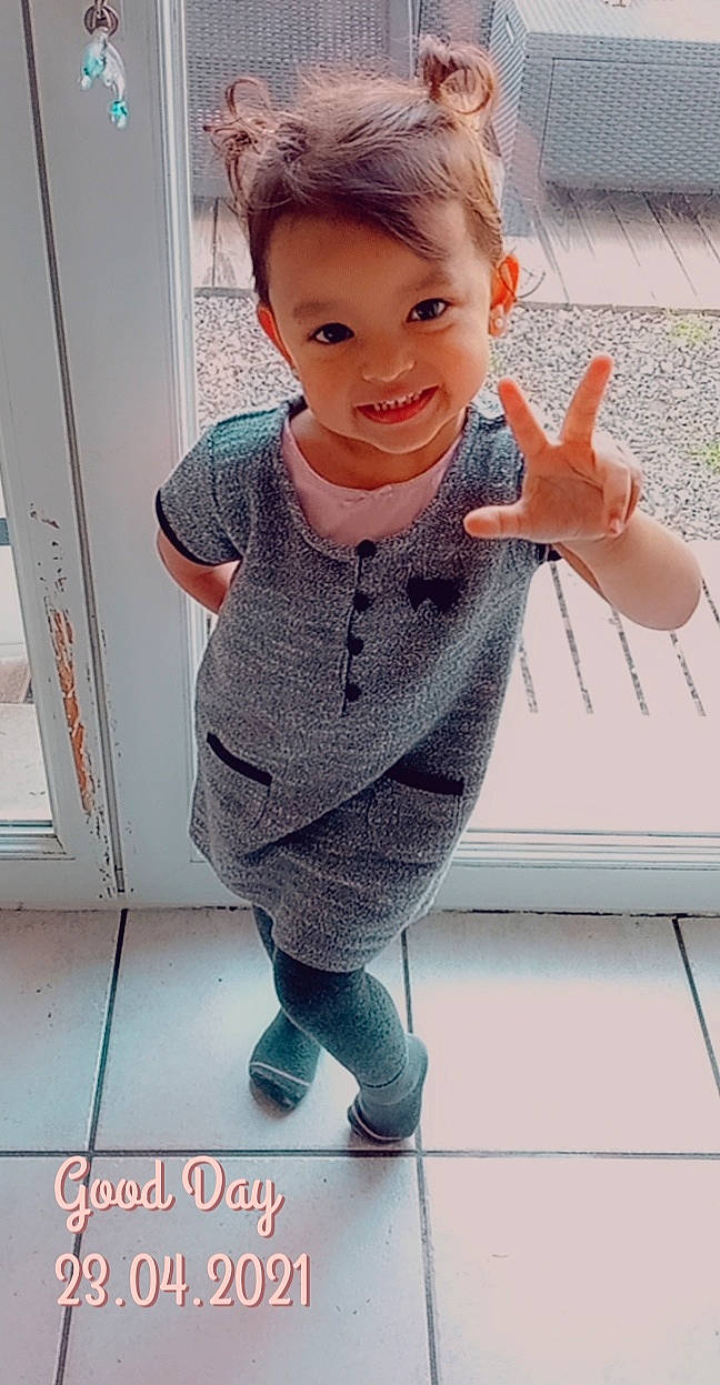 Léna a rejoint le concours — aidez-le/la à gagner de superbes lots ! baby_toddler_clothing, facial_expression, flooring, gesture, happy, head, human_body, joint, joy, knee, leg, neck, pattern, person, pink, skin, sleeve, smile, standing, t_shirt
