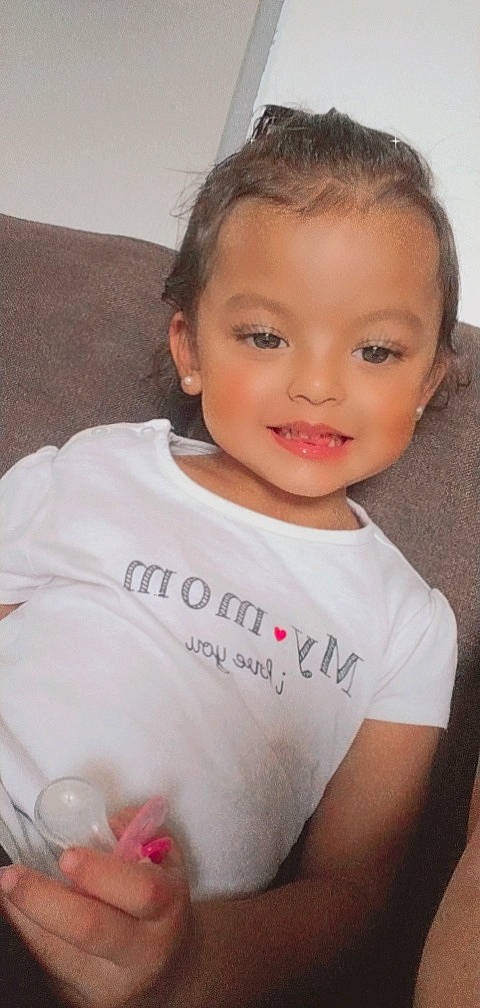 Léna a rejoint le concours — aidez-le/la à gagner de superbes lots ! cheek, chest, child, chin, eye, eyebrow, eyelash, flash_photography, forehead, fun, gesture, happy, human_body, joy, lip, mouth, nose, person, skin, sleeve