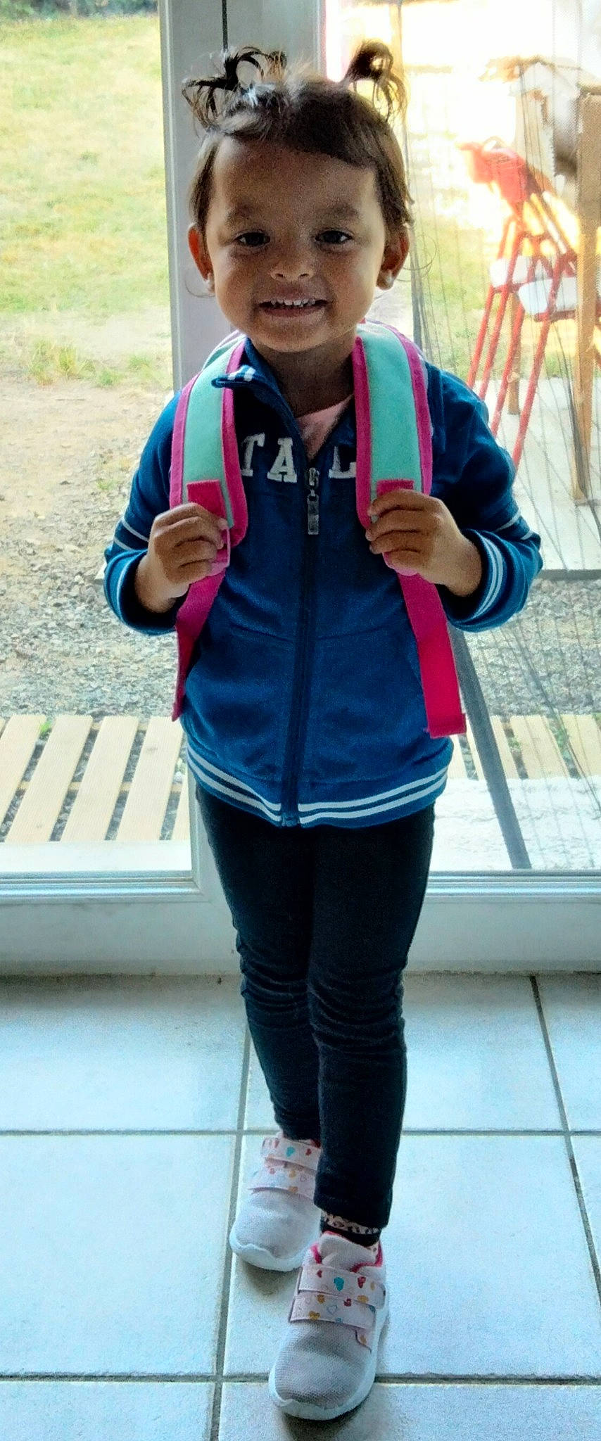 Léna a rejoint le concours — aidez-le/la à gagner de superbes lots ! bag, cap, cool, denim, electric_blue, eyewear, fashion_accessory, fun, human_leg, jewellery, joy, leisure, magenta, person, recreation, sleeve, sportswear, street_fashion, sunglasses, t_shirt