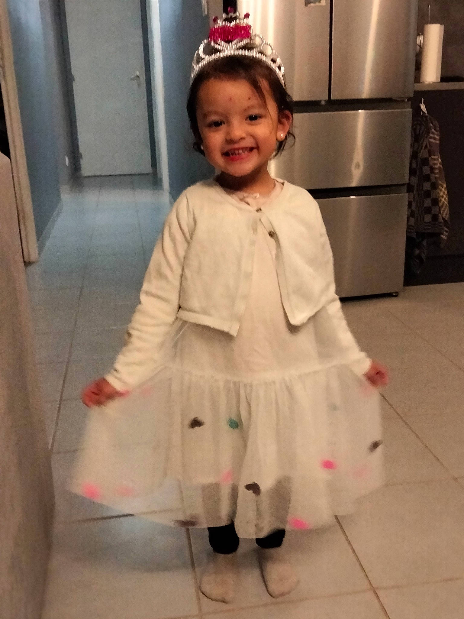 Léna participe au concours pour gagner de l'argent avec cette photo : baby_toddler_clothing, cabinetry, child, event, fashion_design, floor, flooring, happy, hat, joy, outerwear, pattern, person, pink, skin, sleeve, smile, sock, standing, textile