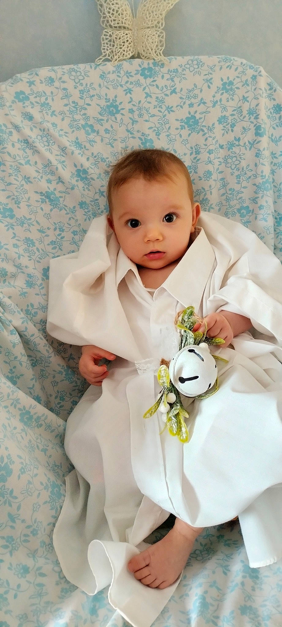Aymy participe au concours pour gagner de l'argent avec cette photo : arm, baby, baby_toddler_clothing, cheek, child, clothing, collar, comfort, dress_shirt, face, facial_expression, hand, happy, head, linens, outerwear, person, skin, sleeve, textile