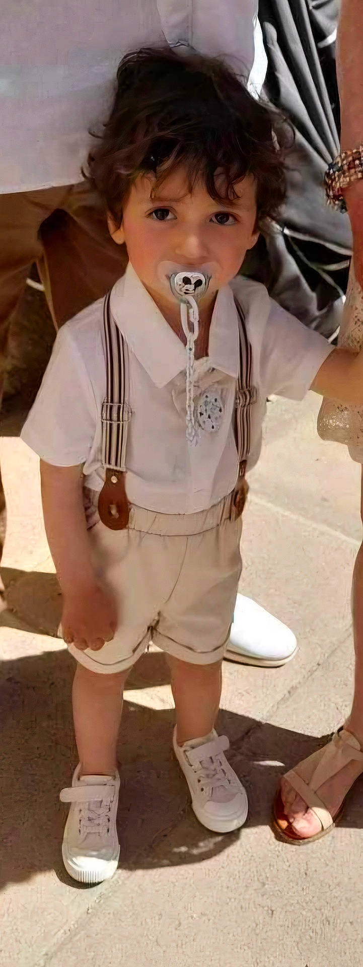 Andriu a rejoint le concours — aidez-le/la à gagner de superbes lots ! bodypart, boy, child, clothing, cream, dessert, face, finger, food, footwear, hand, head, icecream, male, person, photography, sandal, shoe, shorts, spitting