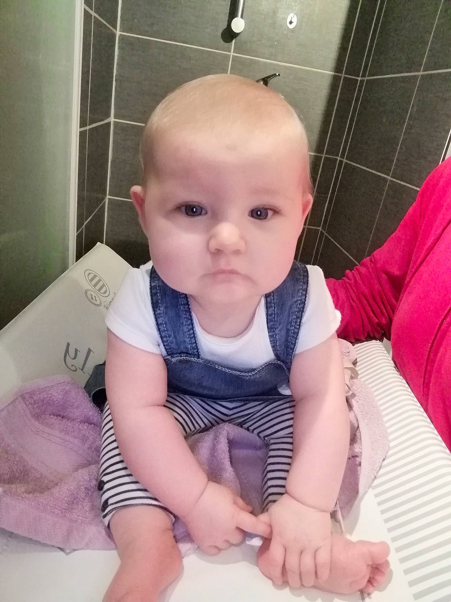 Emeline a rejoint le concours — aidez-le/la à gagner de superbes lots ! arm, baby, cheek, child, ear, electronic_device, eye, face, forehead, head, leg, lip, nose, person, pink, product, sitting, skin, toddler