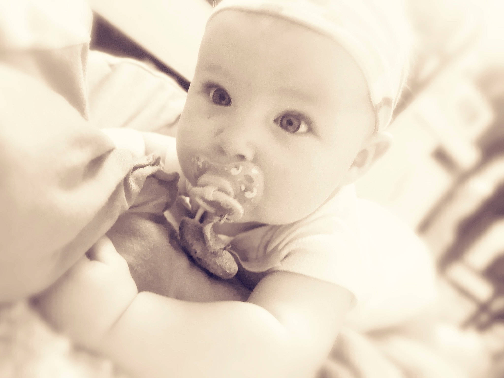 Emeline participe au concours pour gagner de l'argent avec cette photo : baby, beauty, black_and_white, cheek, child, cloud, eye, face, head, lip, mouth, nose, people, person, photograph, product, skin, smile, snapshot, toddler