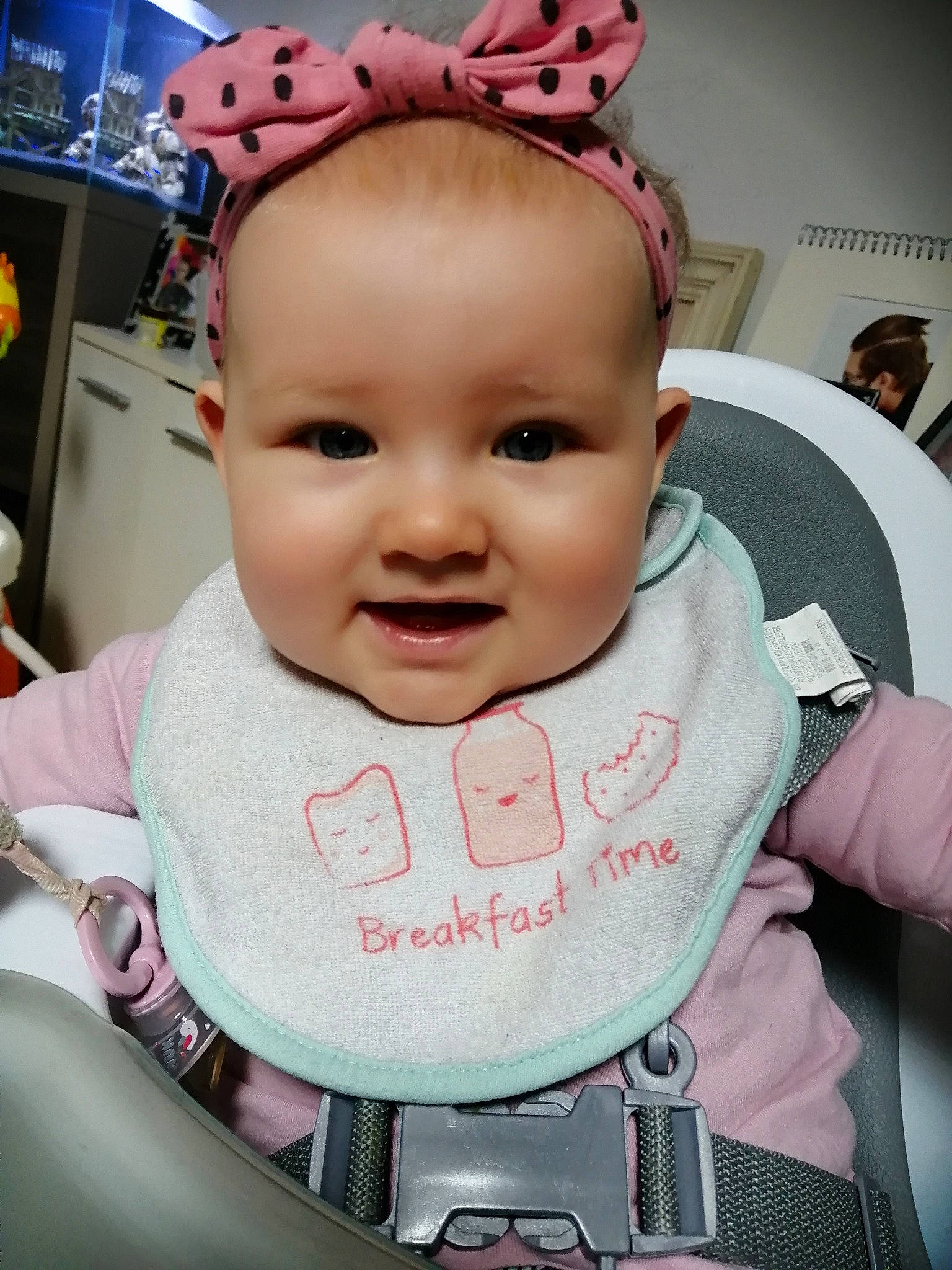 Emeline participe au concours pour gagner de l'argent avec cette photo : baby, baby_toddler_clothing, cheek, child, cool, ear, eyelash, face, forehead, hair_accessory, head, joy, lip, person, pink, skin, smile, toddler