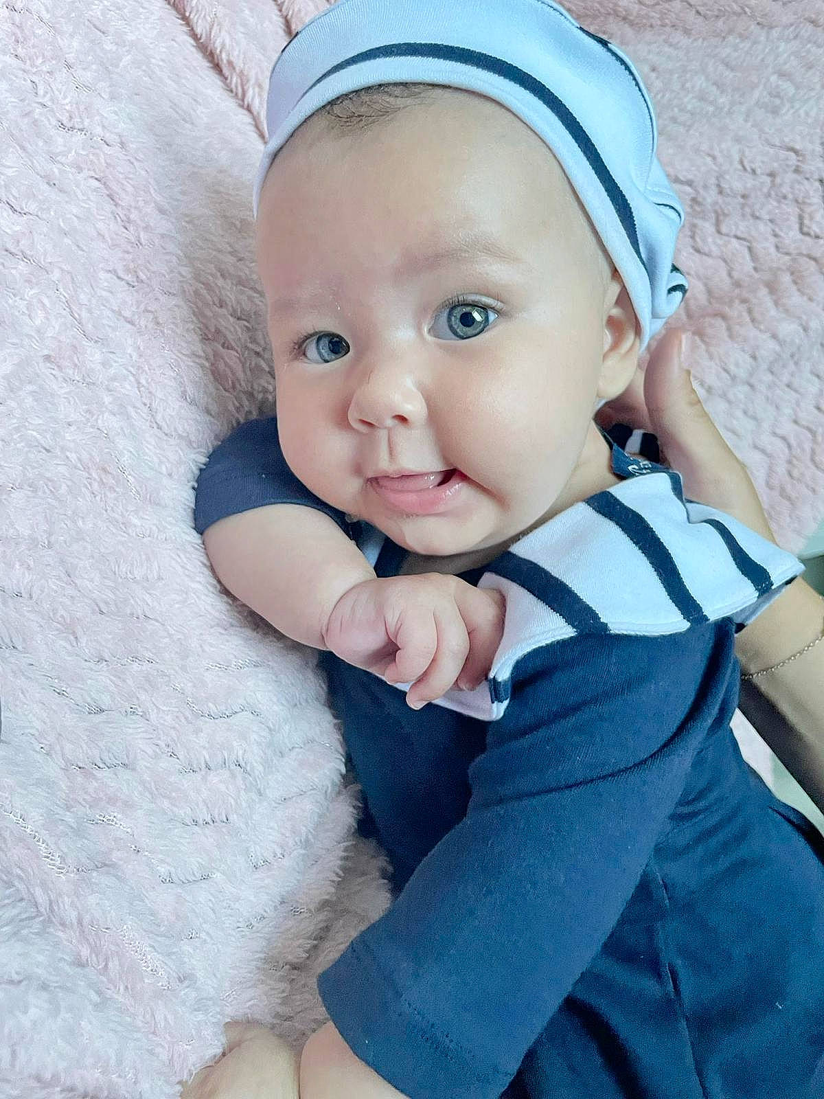 Kamar a rejoint le concours — aidez-le/la à gagner de superbes lots ! azure, baby, baby_products, baby_toddler_clothing, cap, cheek, child, electric_blue, fashion_accessory, finger, flash_photography, gesture, happy, headgear, outerwear, pattern, person, skin, sleeve, smile