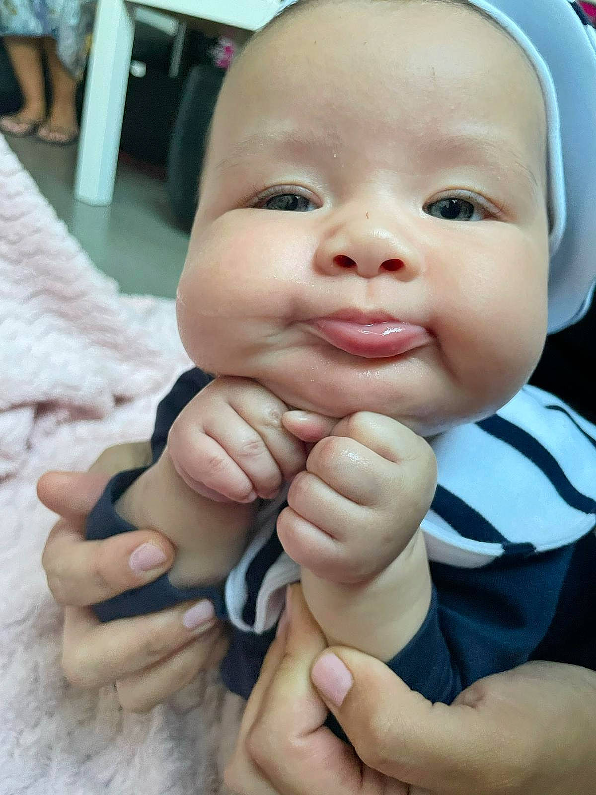 Kamar participe au concours pour gagner de l'argent avec cette photo : baby, baby_toddler_clothing, cheek, close_up, eye, eyebrow, eyelash, finger, gesture, hand, happy, iris, lip, nail, nose, person, skin, smile, thumb, toddler