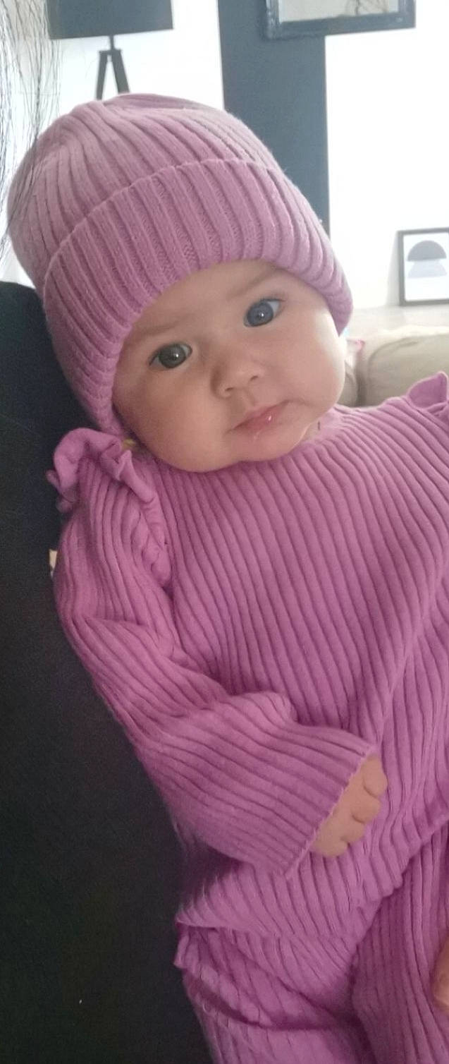 Kamar a rejoint le concours — aidez-le/la à gagner de superbes lots ! baby, baby_toddler_clothing, cap, cheek, chin, eye, face, head, headwear, knit_cap, lip, magenta, nose, person, pink, purple, sleeve, smile, toddler, violet