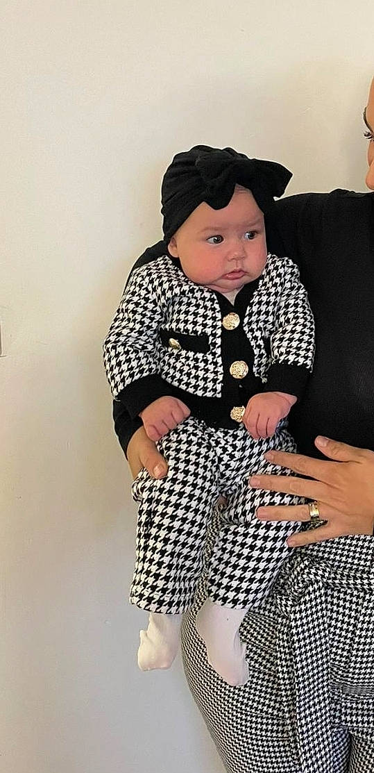 Kamar participe au concours pour gagner de l'argent avec cette photo : baby, baby_products, baby_toddler_clothing, cap, child, cool, fashion_accessory, happy, headwear, pattern, person, plaid, sitting, sleeve, sock, standing, t_shirt, tartan, thigh, toddler