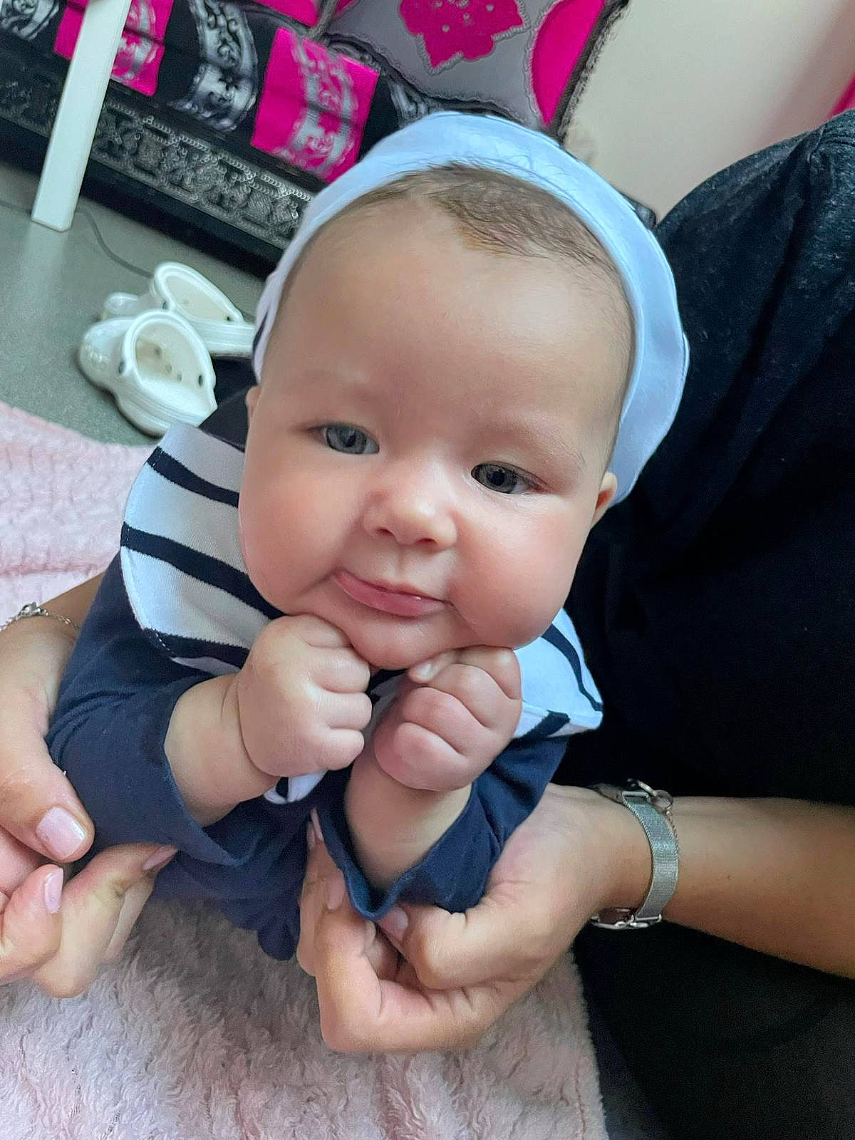 Kamar participe au concours pour gagner de l'argent avec cette photo : baby, baby_toddler_clothing, cheek, computer_keyboard, ear, eyelash, finger, gesture, hand, happy, lip, nail, nose, person, pink, skin, sleeve, smile, textile, thumb