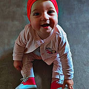 Djena participe au concours pour gagner de l'argent avec cette photo : baby, baby_girl, bright_colors, casual_wear, child, clothing, cute, floor, footwear, happy, headband, headwear, indoors, infant, person, portrait, red_shoes, sitting, smiling, toddler
