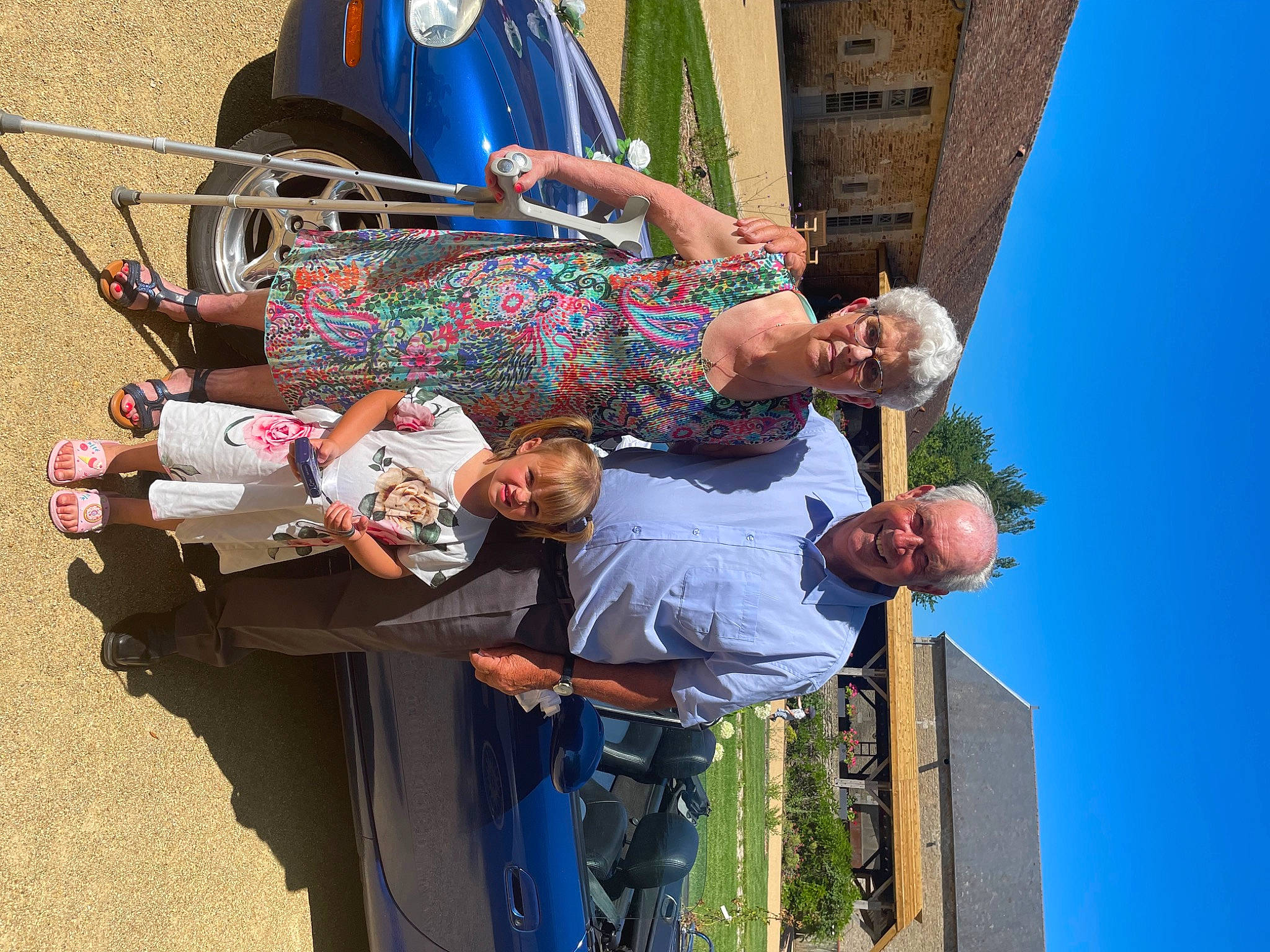 Mia participe au concours pour gagner de l'argent avec cette photo : bag, blue, car, fun, joy, leisure, luggage_and_bags, motor_vehicle, people, person, pole, recreation, sky, smile, tire, travel, vacation, vehicle, wheel