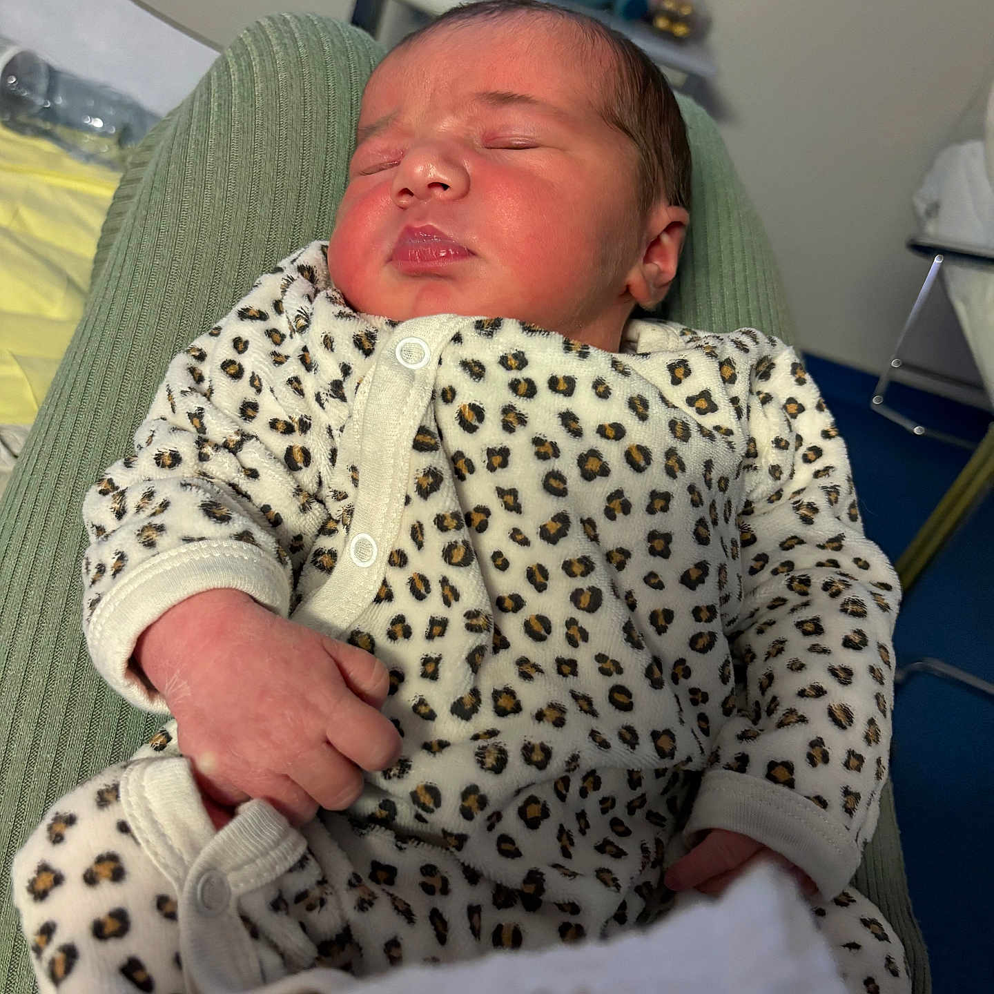 Lyse participe au concours pour gagner de l'argent avec cette photo : baby, bed, blanket, child, clothing, cute, face, hand, indoor, infant, leopard_print, newborn, nursery, onesie, peaceful, person, plush_toys, resting, sleeping, soft_lighting