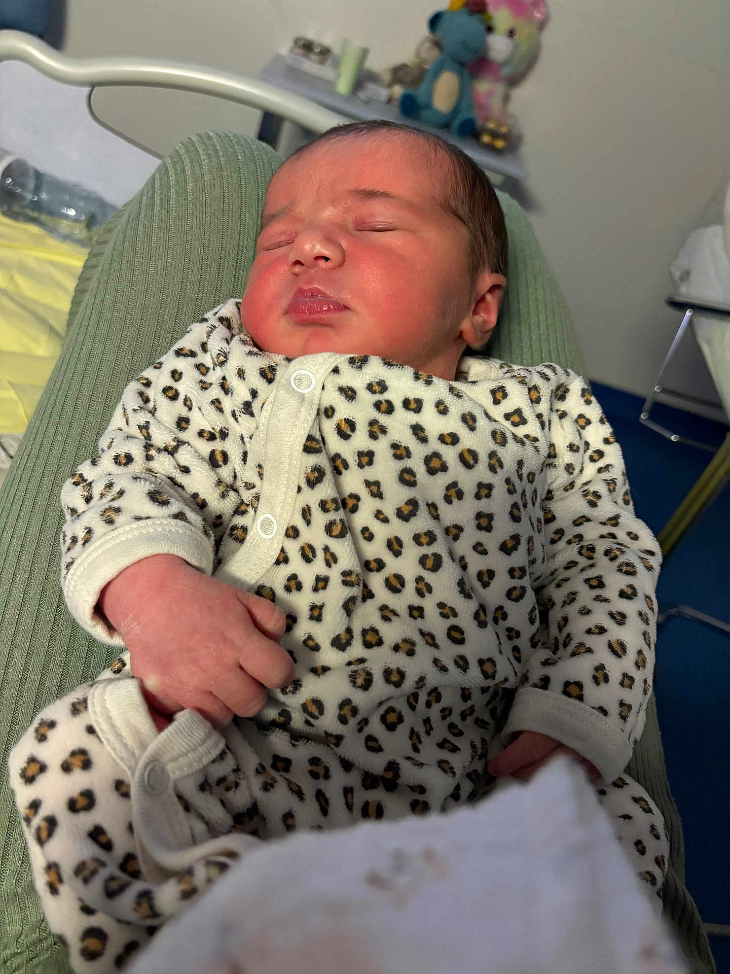Lyse participe au concours pour gagner de l'argent avec cette photo : newborn, baby, sleeping, infant, leopard_print, onesie, clothing, hand, face, person, indoor, bed, blanket, plush_toys, nursery, soft_lighting, cute, peaceful, resting, child