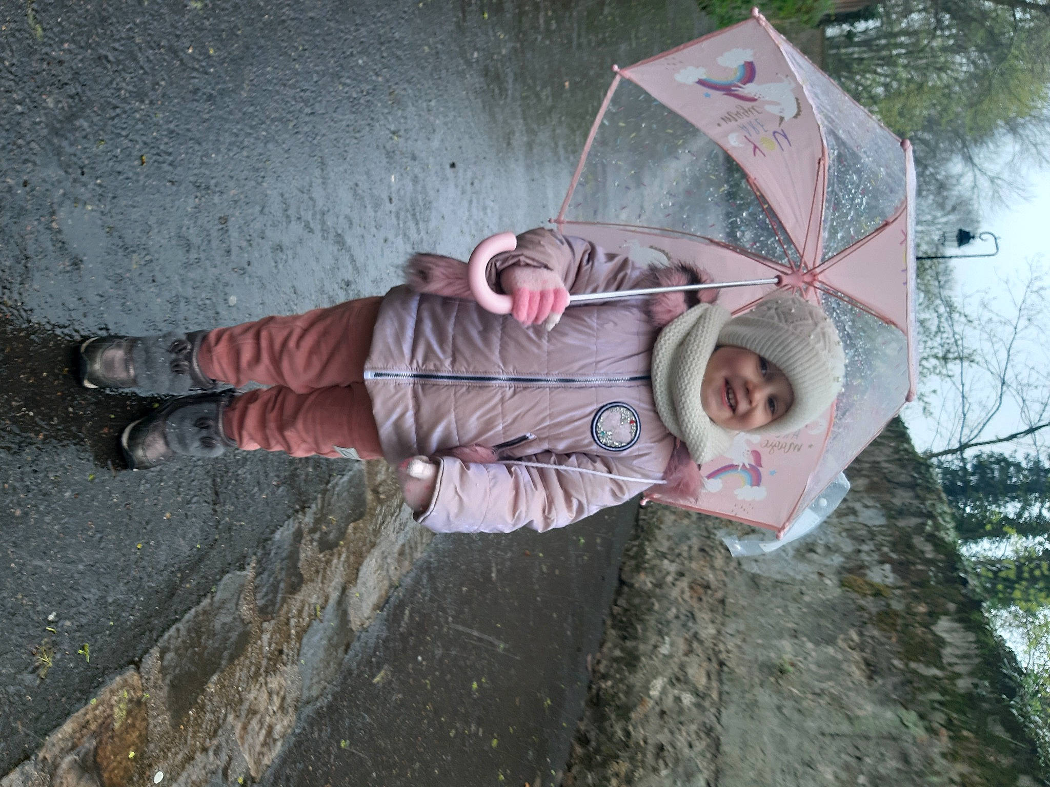 Gabriela participe au concours pour gagner de l'argent avec cette photo : art, asphalt, child, concrete, eyewear, fun, grass, hat, headwear, joy, leisure, person, plant, recreation, road_surface, shadow, sidewalk, soil, toddler, tree