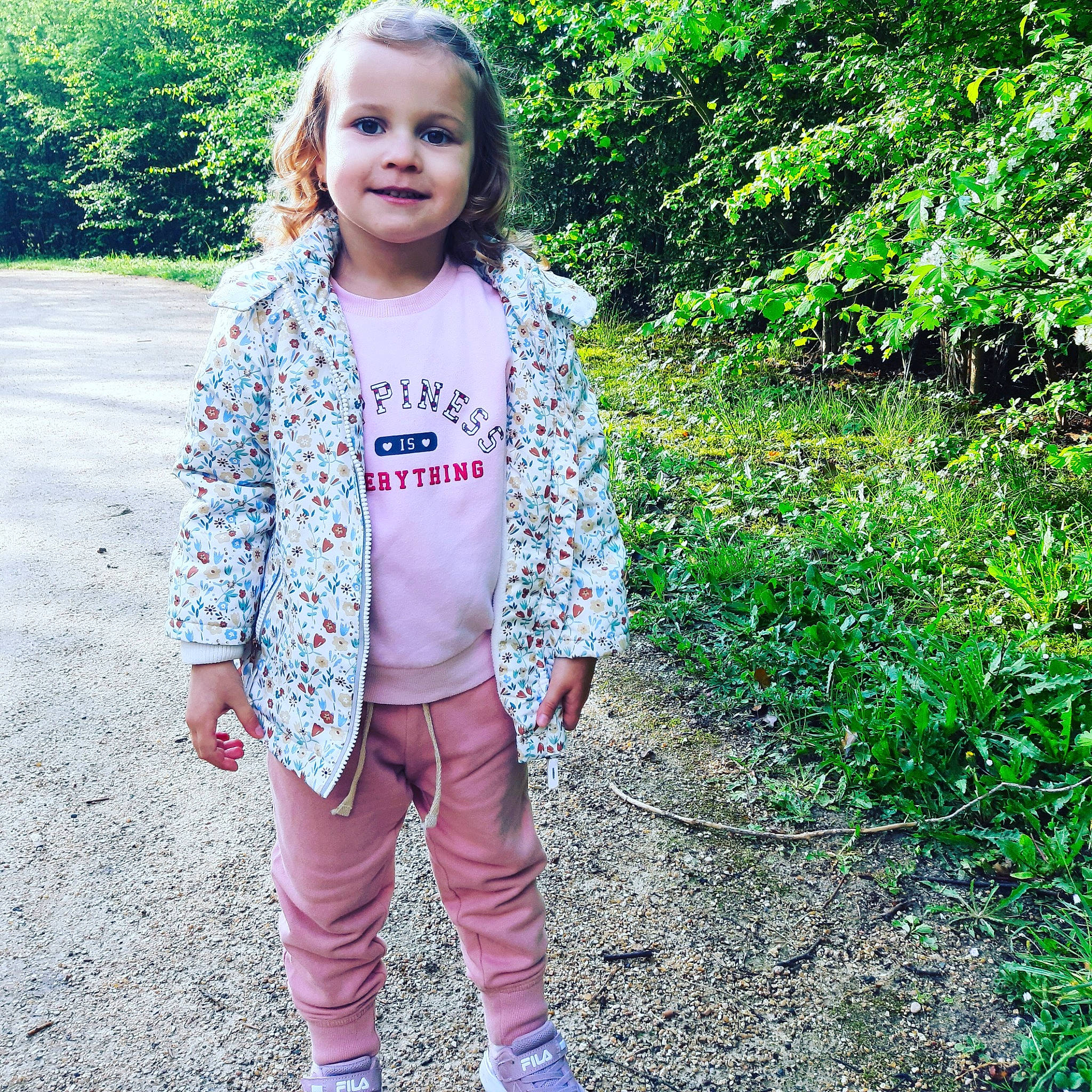 Gabriela a rejoint le concours — aidez-le/la à gagner de superbes lots ! baby_toddler_clothing, blond, child, electric_blue, face, formal_wear, fun, grass, hairstyle, happy, joy, magenta, outerwear, pattern, people_in_nature, person, plant, sleeve, smile, street_fashion
